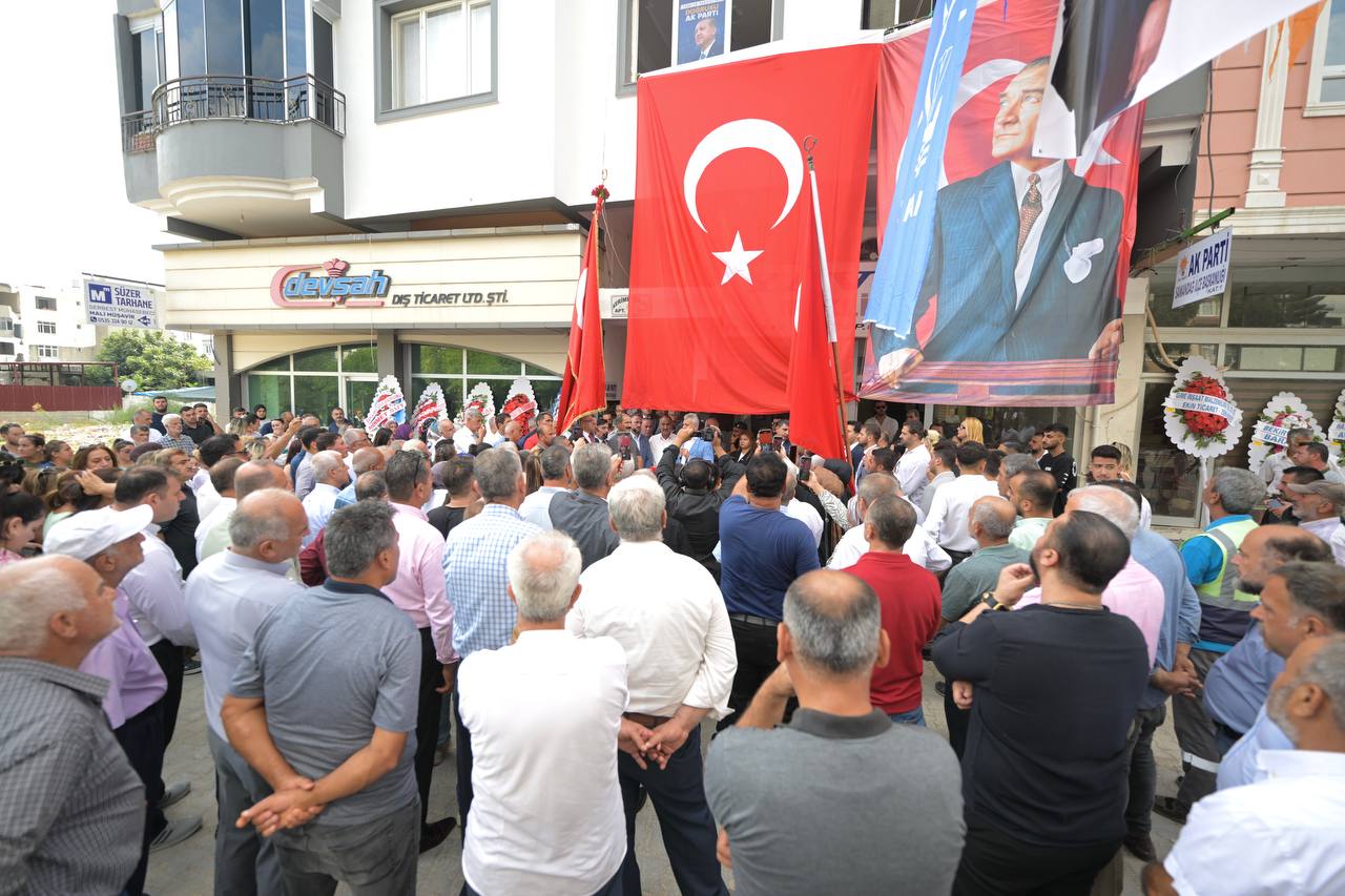 Hatay Büyükşehir Belediye Başkanı Mehmet Öntürk, Samandağ'a büyük yatırımlar yapacağını müjdeledi. Yeni yollar, sosyal tesisler ve gençlere yönelik projelerle ilçe gelişecek.