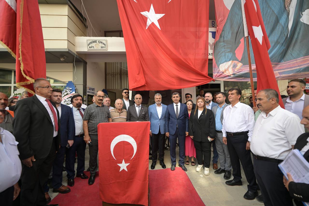 Hatay Büyükşehir Belediye Başkanı Mehmet Öntürk, Samandağ'a büyük yatırımlar yapacağını müjdeledi. Yeni yollar, sosyal tesisler ve gençlere yönelik projelerle ilçe gelişecek.