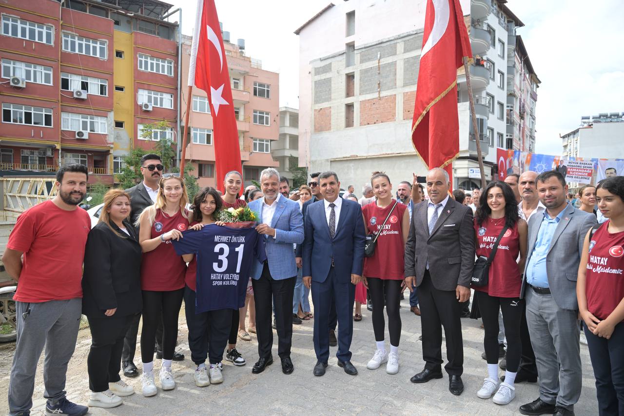 Hatay Büyükşehir Belediye Başkanı Mehmet Öntürk, Samandağ'a büyük yatırımlar yapacağını müjdeledi. Yeni yollar, sosyal tesisler ve gençlere yönelik projelerle ilçe gelişecek.