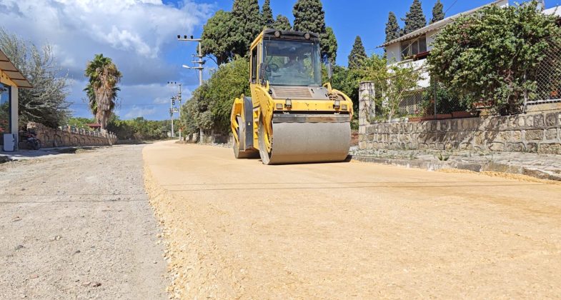 Samandağ Belediyesi, kış öncesi öğrencilerin mağduriyet yaşamaması için okul yolları başta olmak üzere cadde ve sokaklarda yenileme çalışmalarına başladı.