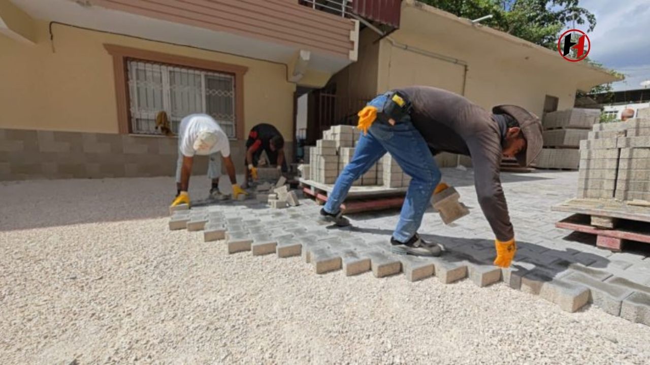 Samandağ Belediyesi, İlçedeki Bozuk Yolları Yenileme Çalışmalarına Hız Verdi