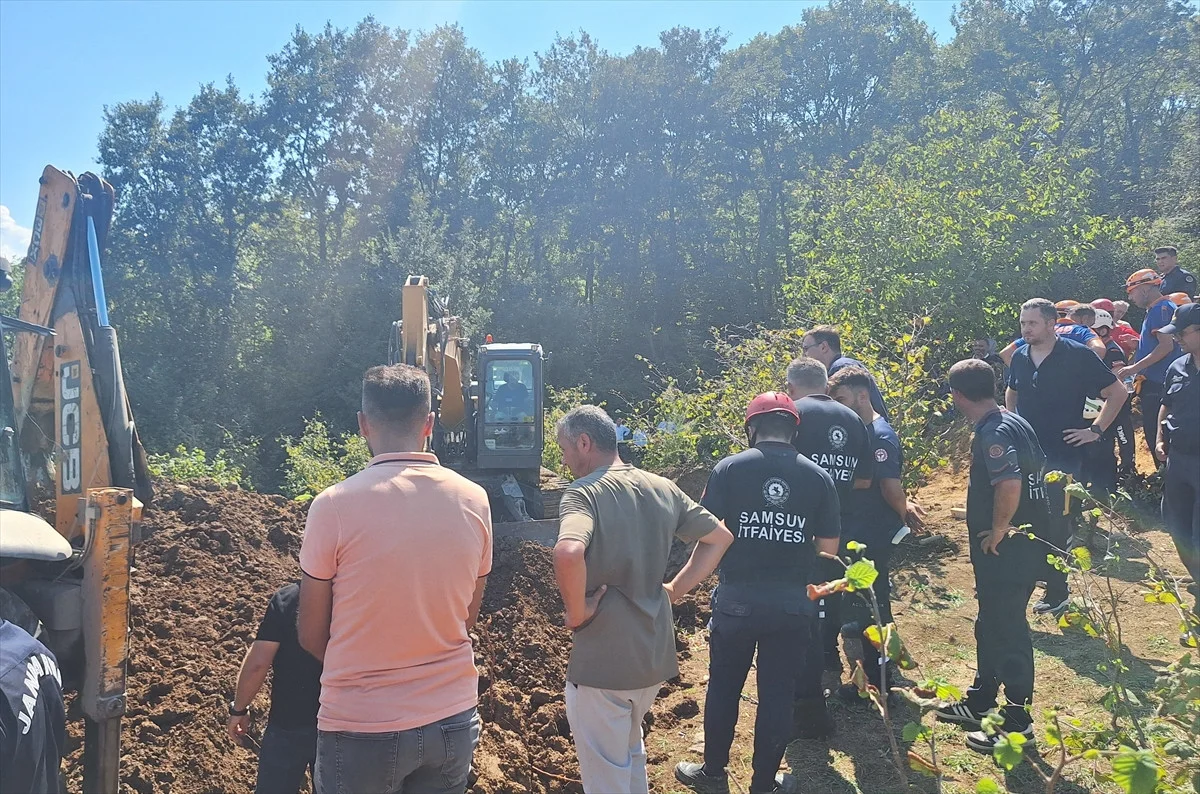 Samsun'un Bafra ilçesinde su kuyusu açma çalışması sırasında meydana gelen toprak kaymasında, iki işçi toprak altında kalarak hayatını kaybetti