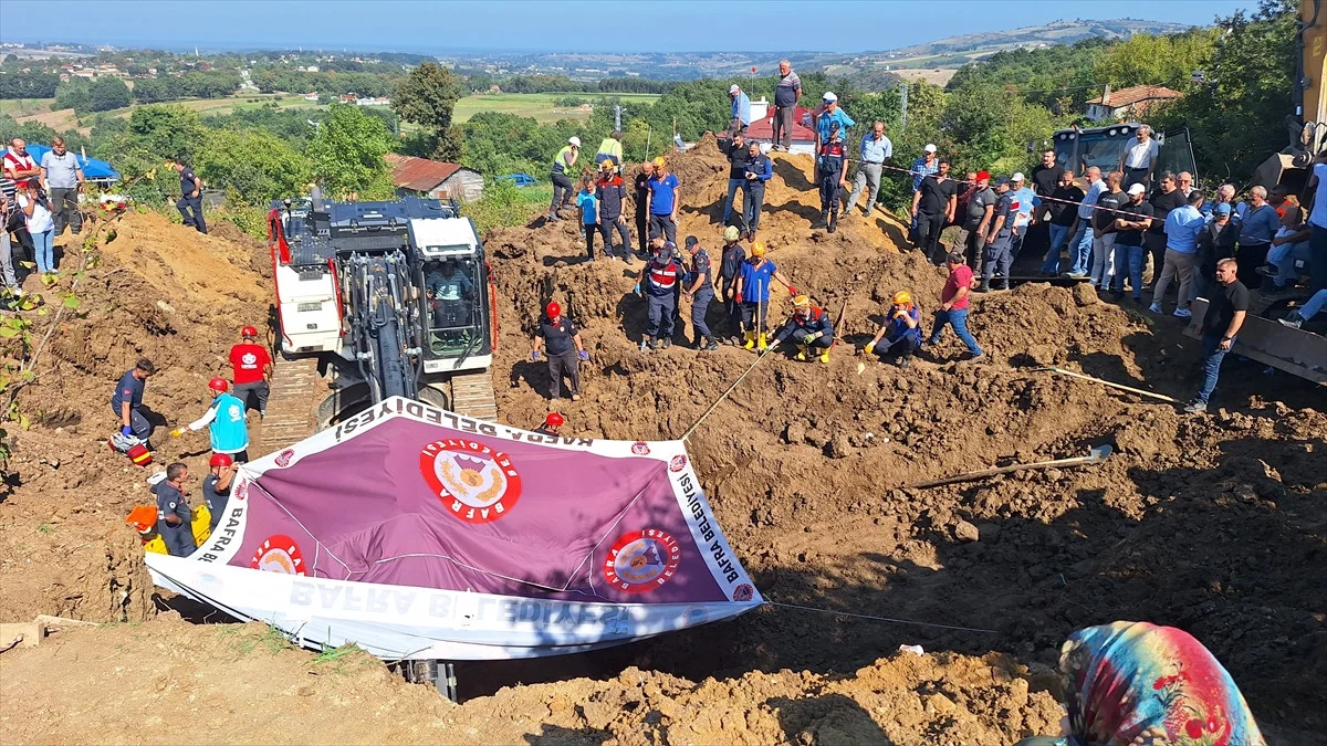 Samsun'un Bafra ilçesinde su kuyusu açma çalışması sırasında meydana gelen toprak kaymasında, iki işçi toprak altında kalarak hayatını kaybetti