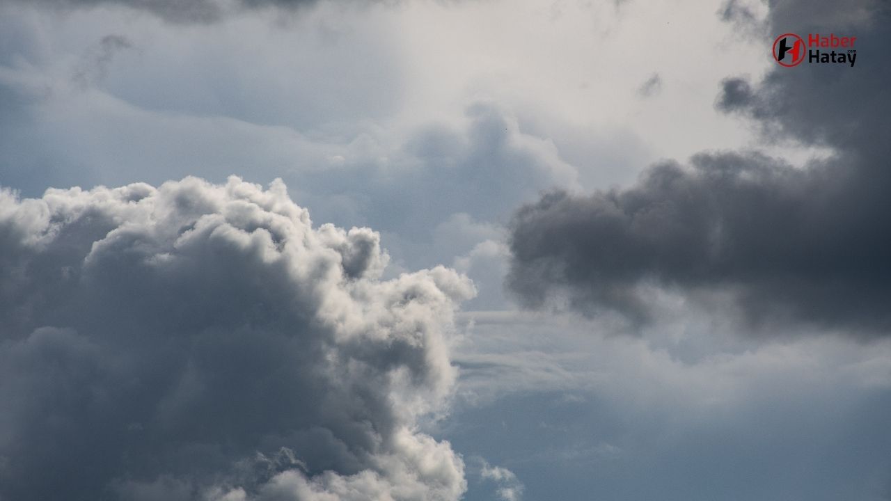 Hatay'da 12 Ocak 2025'te güneşli bir hava hakim olacak, ancak bazı ilçelerde parçalı bulutlar etkili olacak. Sıcaklık 6°C ile 17°C arasında değişecek.