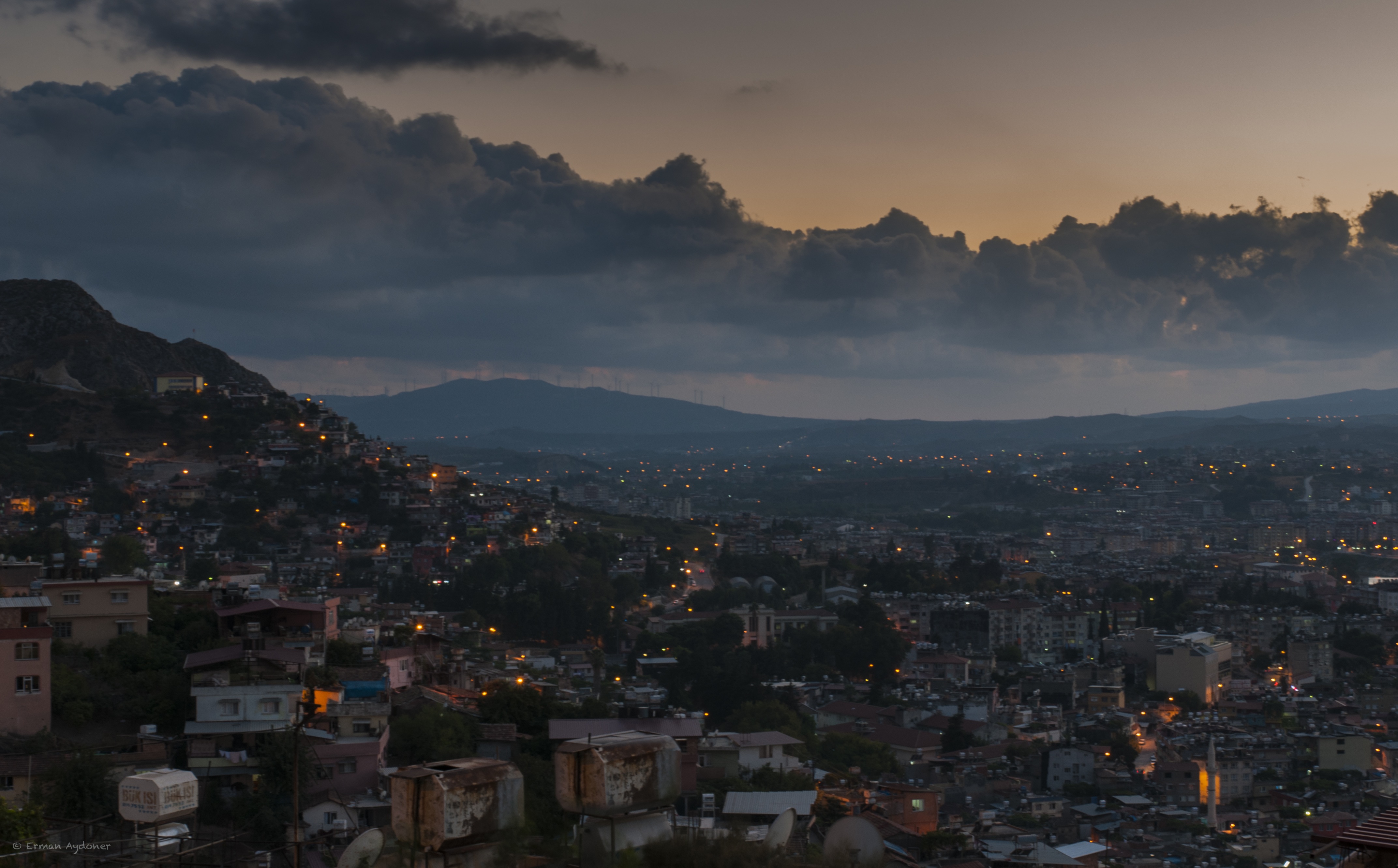 Hatay, 18 Ocak 2025 Cumartesi günü sabah saatlerinde soğuk bir hava ile uyanacak. Ancak endişelenmeyin! Öğleden sonra sıcaklıklar yükselecek ve bölge genelinde güneşli, sakin bir hava hakim olacak. 