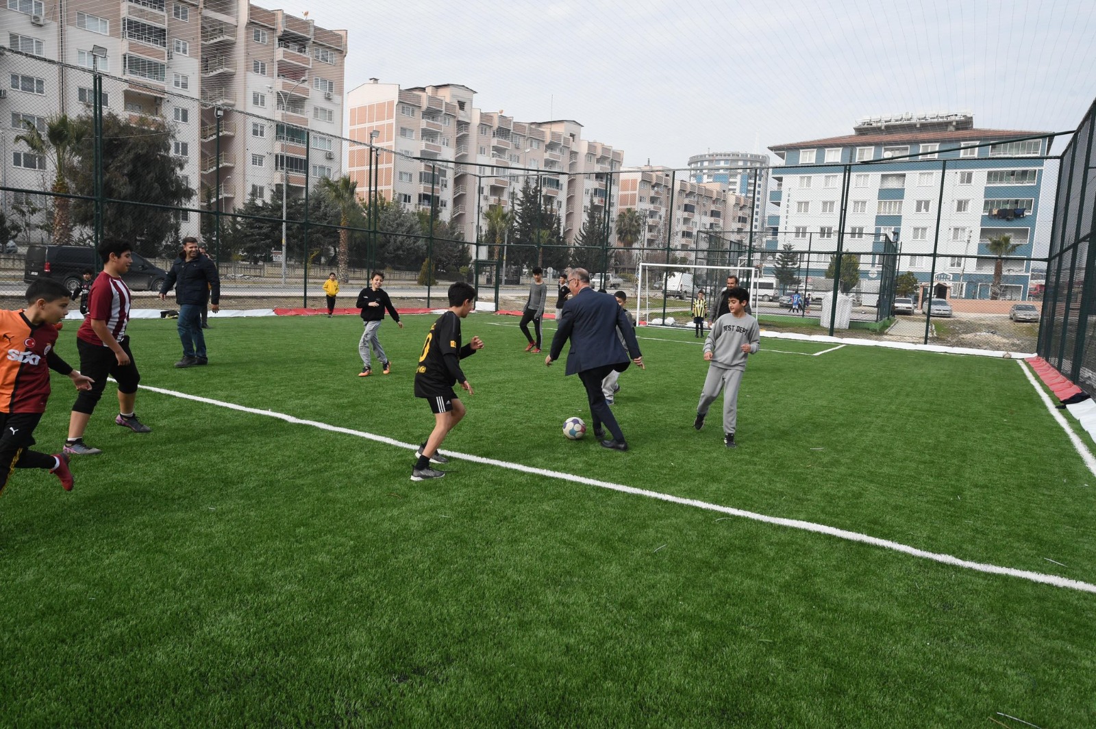 Antakya Belediye Başkanı İbrahim Naci Yapar, mahallelere kazandırılan halı sahalar ve Narlıca'daki yeni pazar yeri projelerini yerinde inceledi.