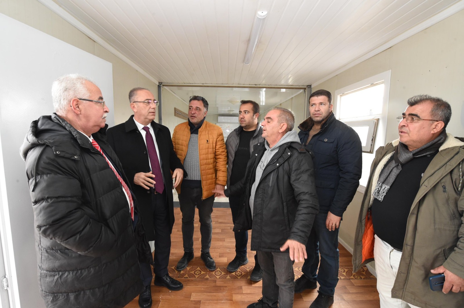 Antakya Belediye Başkanı İbrahim Naci Yapar, mahallelere kazandırılan halı sahalar ve Narlıca'daki yeni pazar yeri projelerini yerinde inceledi.