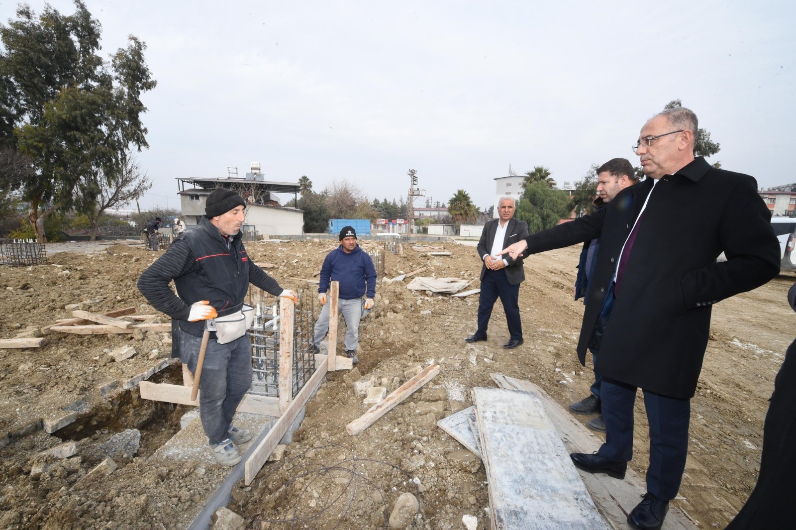 Antakya Belediye Başkanı İbrahim Naci Yapar, mahallelere kazandırılan halı sahalar ve Narlıca'daki yeni pazar yeri projelerini yerinde inceledi.