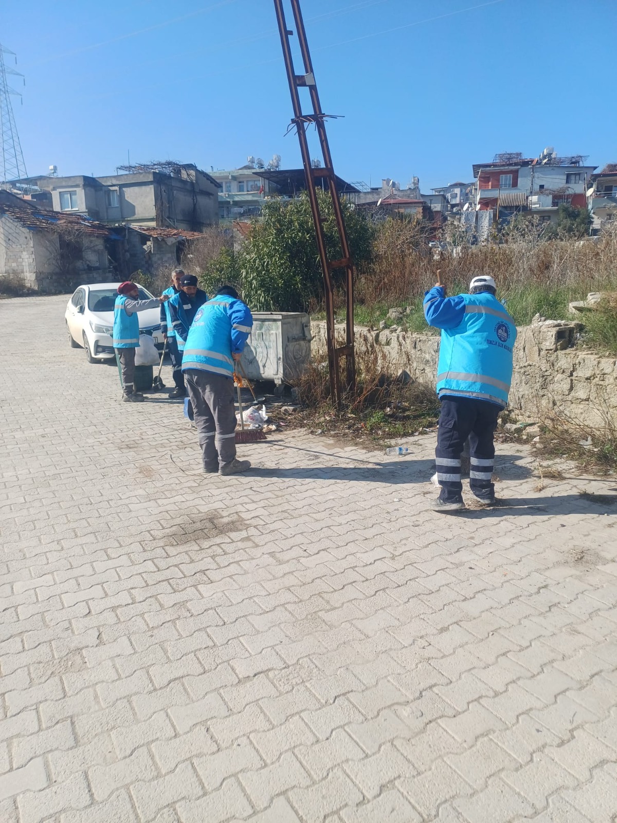 Antakya Belediyesi, 95 mahallede park ve yeşil alanlarda çim biçme, ağaç budama ve onarım çalışmalarını yoğun şekilde sürdürüyor. Şehir kışa hazırlanıyor.