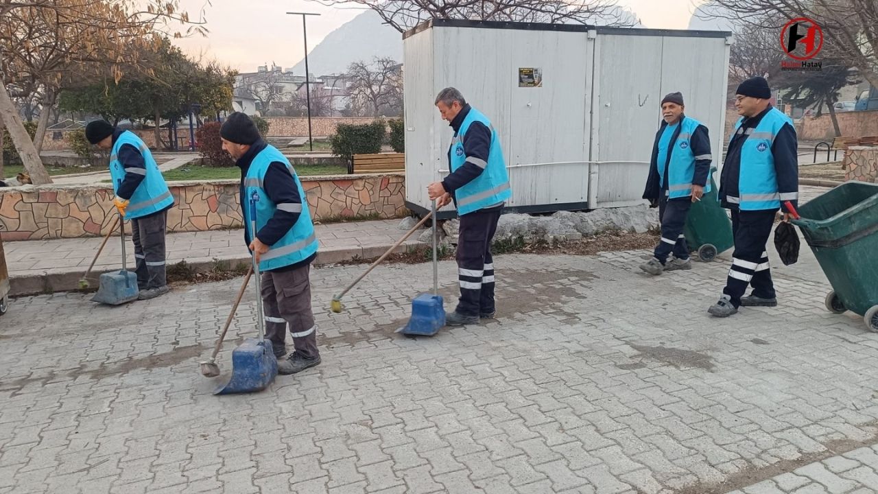 Antakya Belediyesi 95 Mahallede Park ve Yeşil Alanlara Bakım Yapıyor