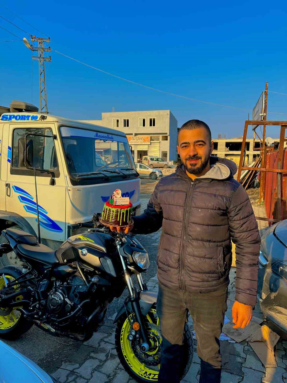 Ahmet Hamderi, 27. yaş gününü motosikletiyle şehir turu atıp "Korna çal, doğum günümü kutla" yazısıyla kutladı. Renkli anlar sosyal medyada ilgi gördü.