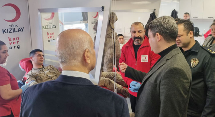 Arsuz Kaymakamı Hasan Gökpınar, "Birbirimize Candan Bağlıyız" kampanyası kapsamında kan bağışında bulunan vatandaşları ve kamu temsilcilerini destekledi.