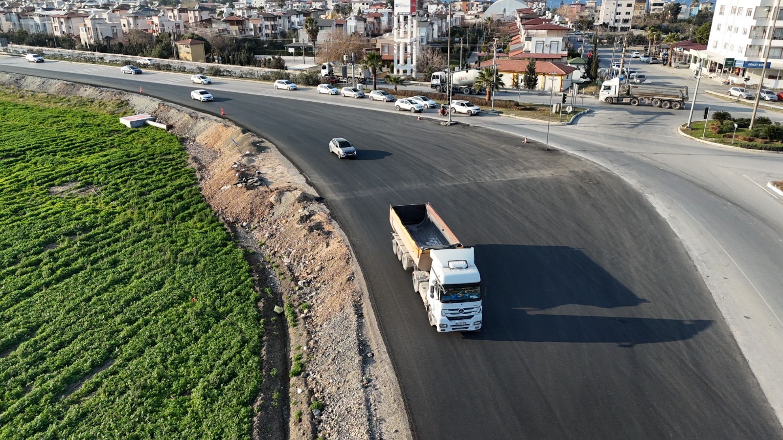 Hatay Büyükşehir Belediyesi, Arsuz ve İskenderun arasında otoban kavşağında yeni bağlantı yolu açtı. Trafik yoğunluğunu azaltan bu proje detaylarıyla dikkat çekiyor!