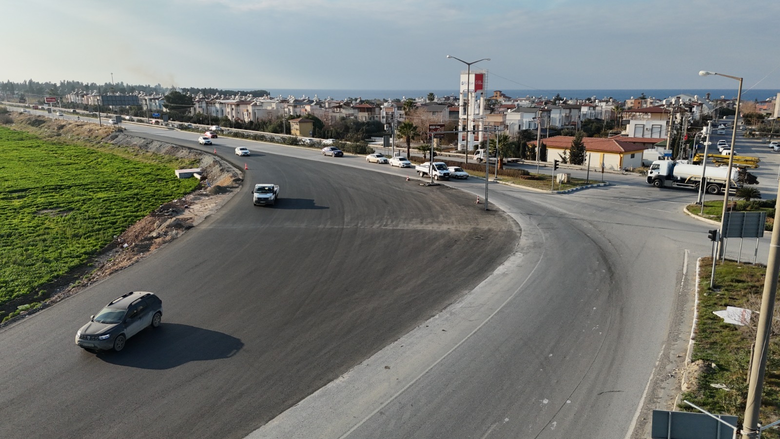 Hatay Büyükşehir Belediyesi, Arsuz ve İskenderun arasında otoban kavşağında yeni bağlantı yolu açtı. Trafik yoğunluğunu azaltan bu proje detaylarıyla dikkat çekiyor!