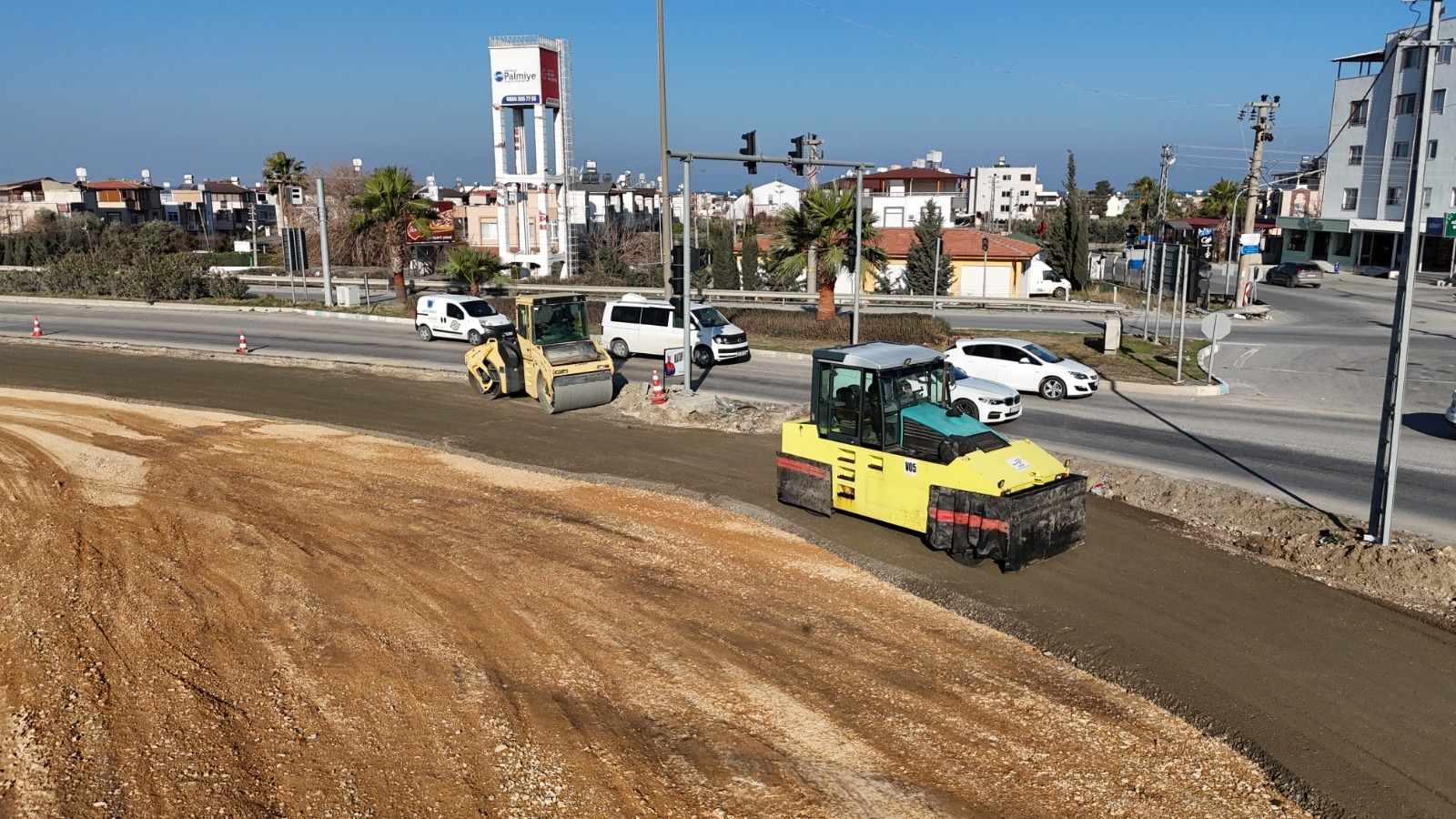 Hatay Büyükşehir Belediyesi, Arsuz ve İskenderun arasında otoban kavşağında yeni bağlantı yolu açtı. Trafik yoğunluğunu azaltan bu proje detaylarıyla dikkat çekiyor!