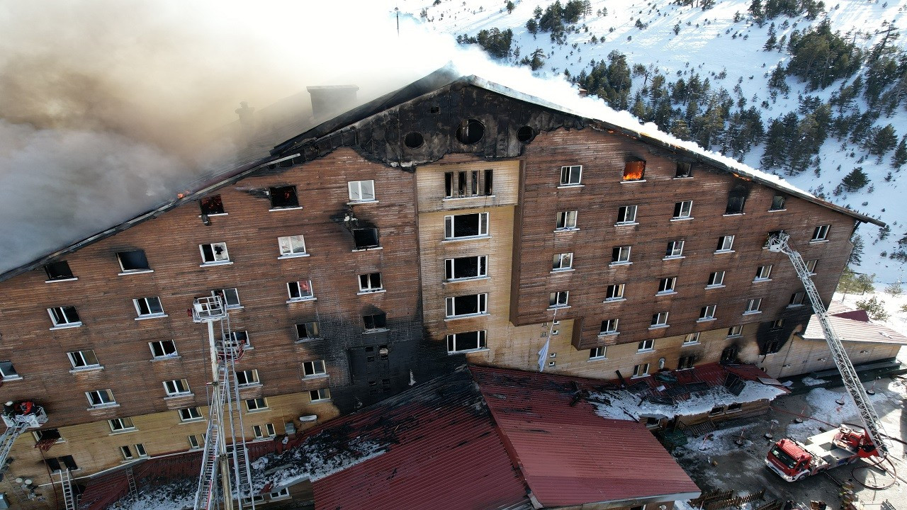 Bolu Kartalkaya Kayak Merkezi'ndeki Grand Kartal Otel'deki korkunç yangında 76 can kaybı ve 41 yaralı! Kimlikler açıklanıyor, 9 kişi gözaltında. Milli yas ilan edildi!