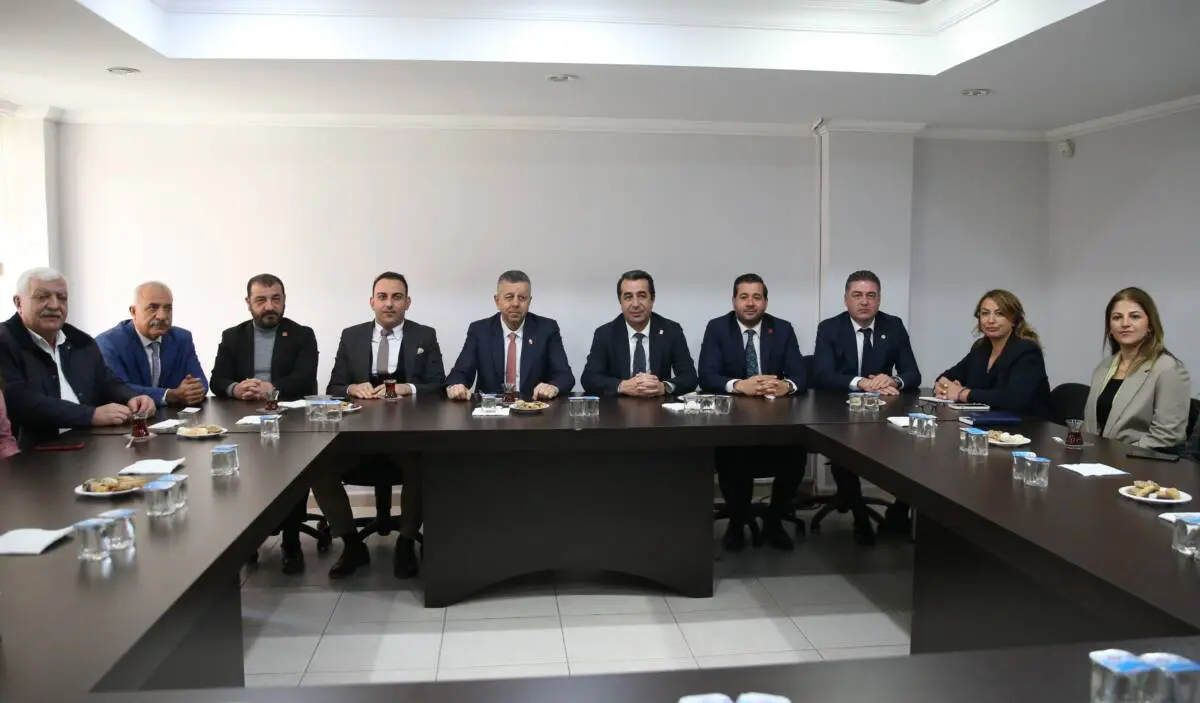 CHP Genel Başkan Yardımcısı Erhan Adem, Hatay'da yaptığı açıklamada Suriye'nin toprak bütünlüğü ve demokratik yönetimin Türkiye için önemini vurguladı.