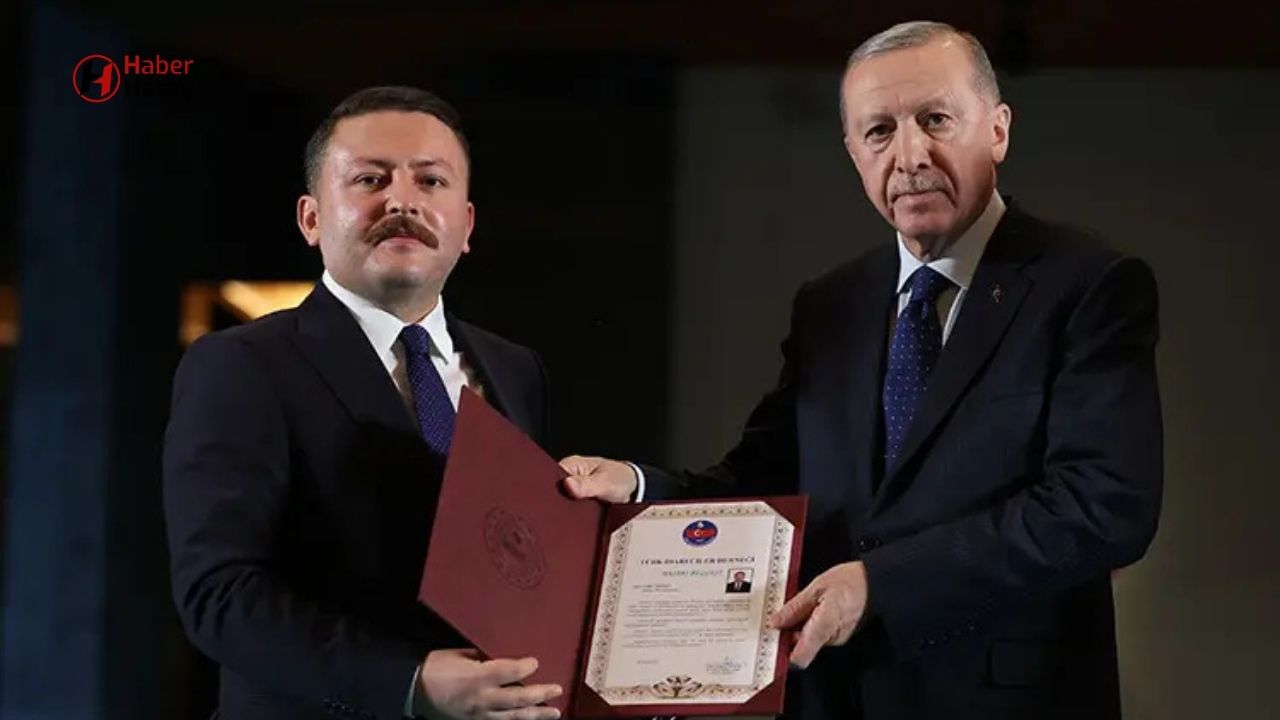 Cumhurbaşkanı Erdoğan, Hatay Vali Yardımcısı Cafer Ekinci'ye "Üstün Hizmet Ödülü" Verdi