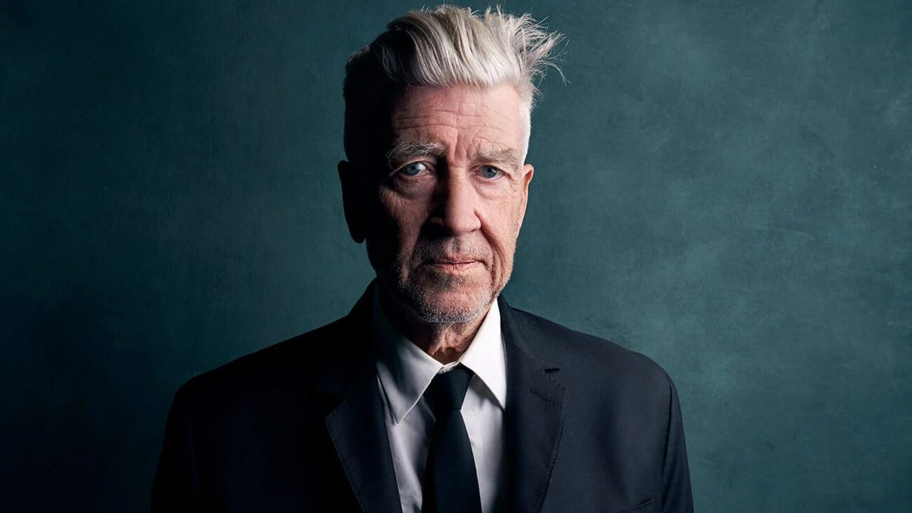 Sinemanın dahi ismi David Lynch, 78 yaşında amfizem hastalığına yenik düştü. Geride bıraktığı kült yapımlar ve eşsiz sinemasal estetiğiyle hafızalarda kalacak.