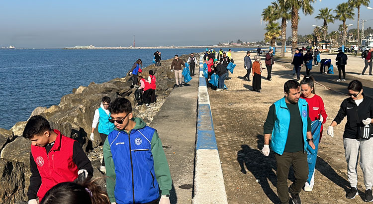 Dörtyol’da Başkan Bahadır Amaç ve öğrenciler sahili temizledi, 1 ton çöp toplandı. Başkan, çevreyi kirletmenin kul hakkı olduğunu vurguladı. Detaylar haberde!