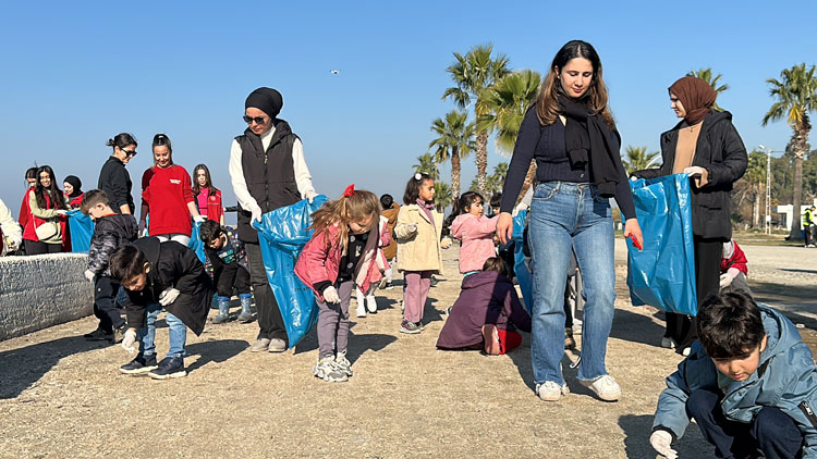 Dörtyol’da Başkan Bahadır Amaç ve öğrenciler sahili temizledi, 1 ton çöp toplandı. Başkan, çevreyi kirletmenin kul hakkı olduğunu vurguladı. Detaylar haberde!