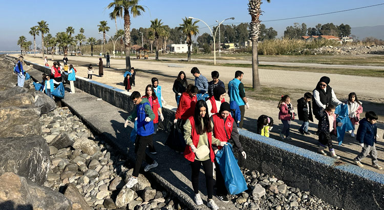 Dörtyol’da Başkan Bahadır Amaç ve öğrenciler sahili temizledi, 1 ton çöp toplandı. Başkan, çevreyi kirletmenin kul hakkı olduğunu vurguladı. Detaylar haberde!