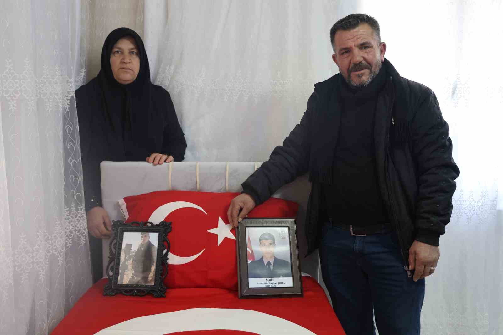 Hatay’da, Şehit Haydar Şenel’in anısını yaşatan özel odada ailesiyle her gün sohbet eden Ahmet ve Özgül Şenel çifti, evlatlarının hatırasına duyduğu özlemi paylaşıyor.