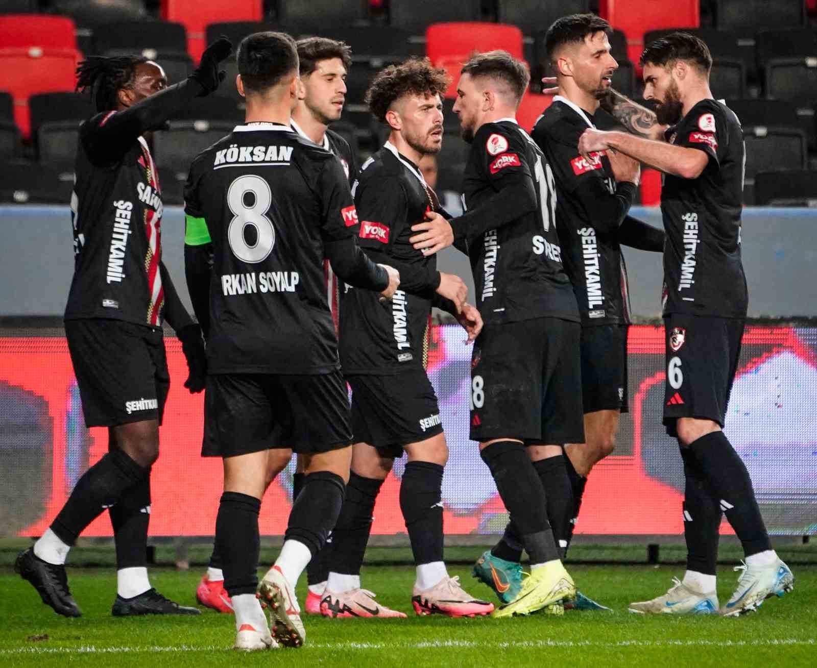 Gaziantep FK, Ziraat Türkiye Kupası B Grubu’ndaki maçta İstanbulspor’u 4-0 gibi net bir skorla mağlup ederek evindeki yenilmezlik serisini 10 maça çıkardı!