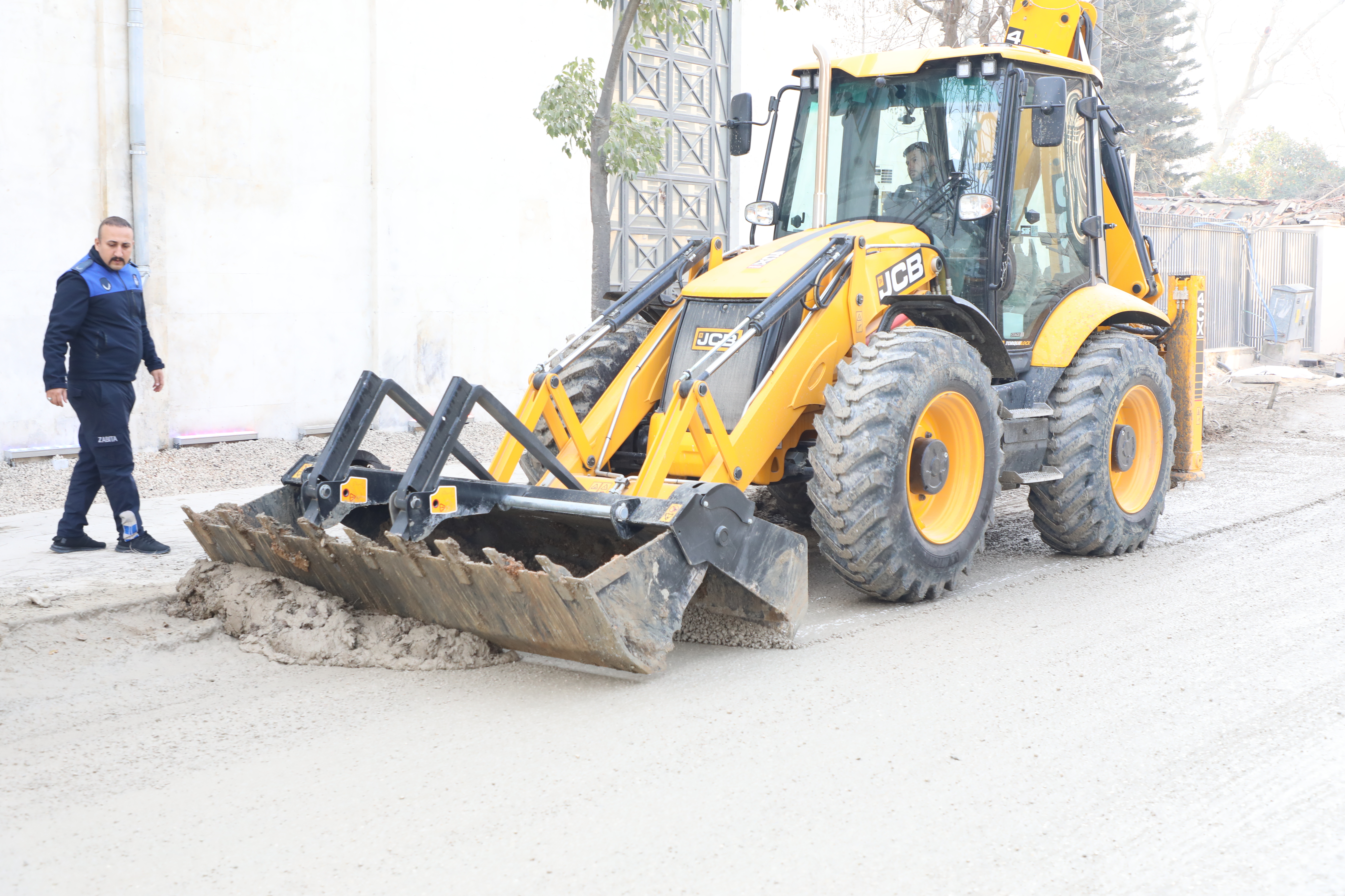 HBB, Antakya ve 15 ilçede yolları çamurdan arındırıp trafik güvenliğini sağlamak için temizlik çalışmalarını sürdürüyor. Çevre kirliliğine karşı önlem alınıyor.