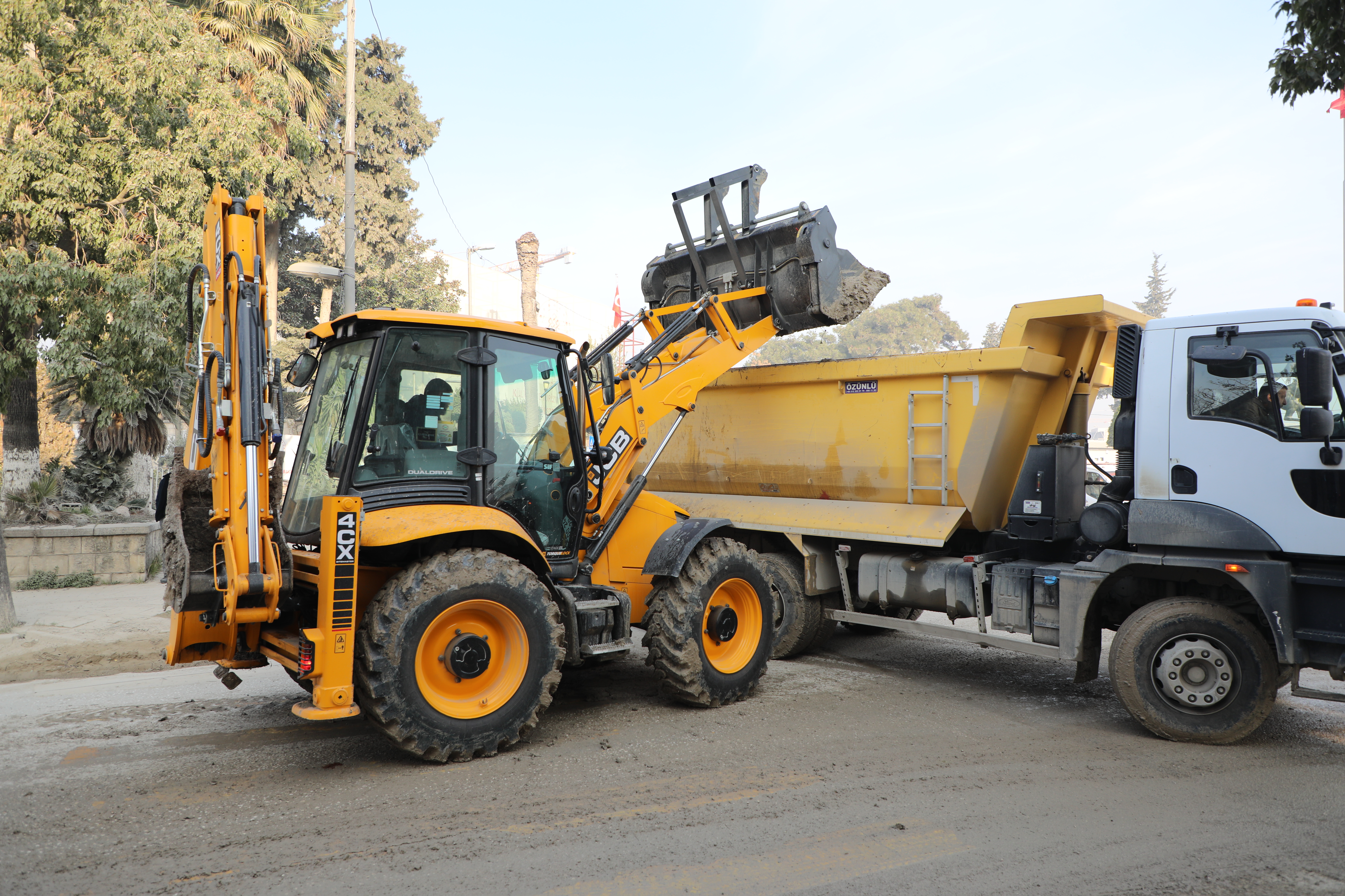 HBB, Antakya ve 15 ilçede yolları çamurdan arındırıp trafik güvenliğini sağlamak için temizlik çalışmalarını sürdürüyor. Çevre kirliliğine karşı önlem alınıyor.