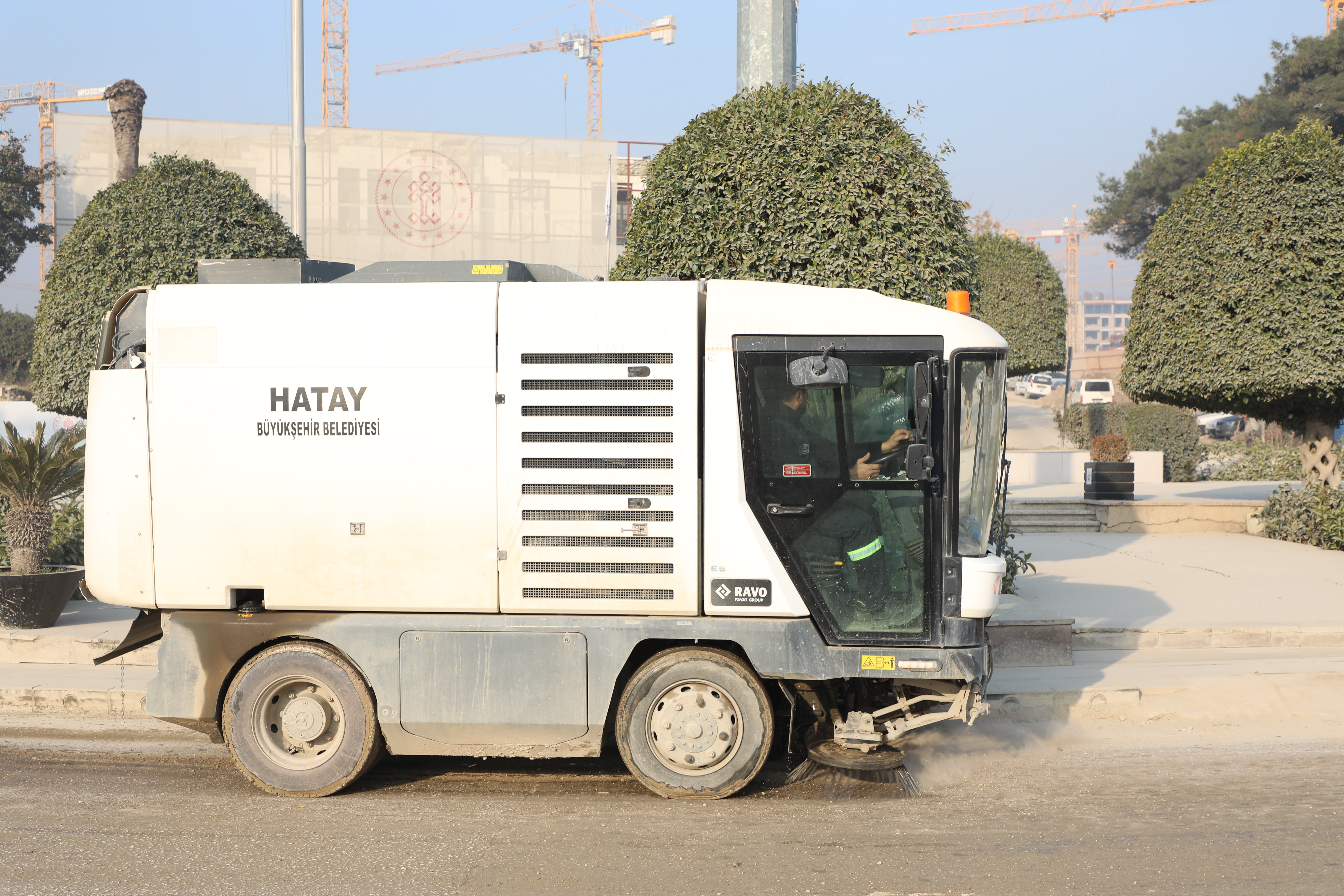 HBB, Antakya ve 15 ilçede yolları çamurdan arındırıp trafik güvenliğini sağlamak için temizlik çalışmalarını sürdürüyor. Çevre kirliliğine karşı önlem alınıyor.