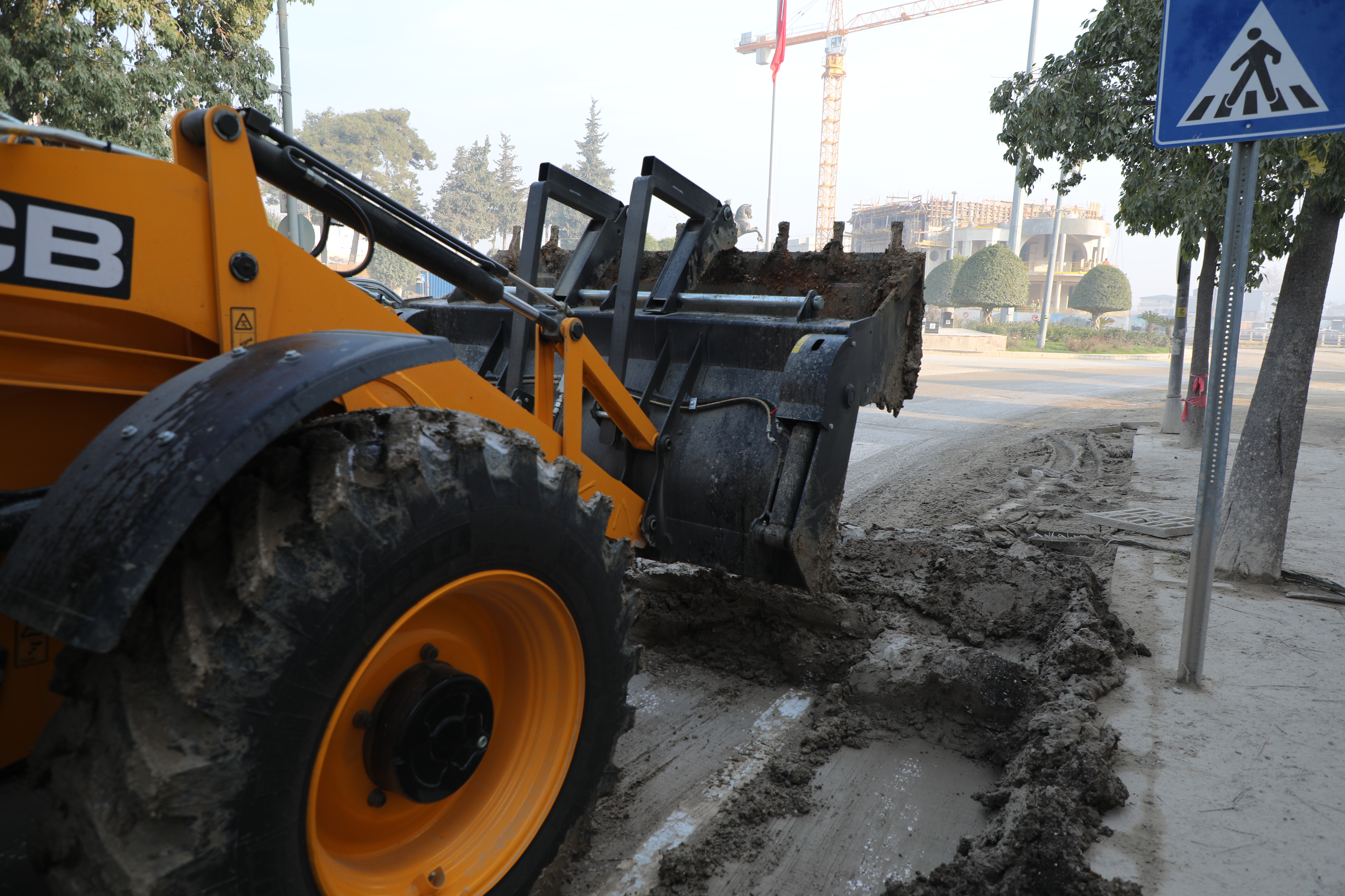 HBB, Antakya ve 15 ilçede yolları çamurdan arındırıp trafik güvenliğini sağlamak için temizlik çalışmalarını sürdürüyor. Çevre kirliliğine karşı önlem alınıyor.