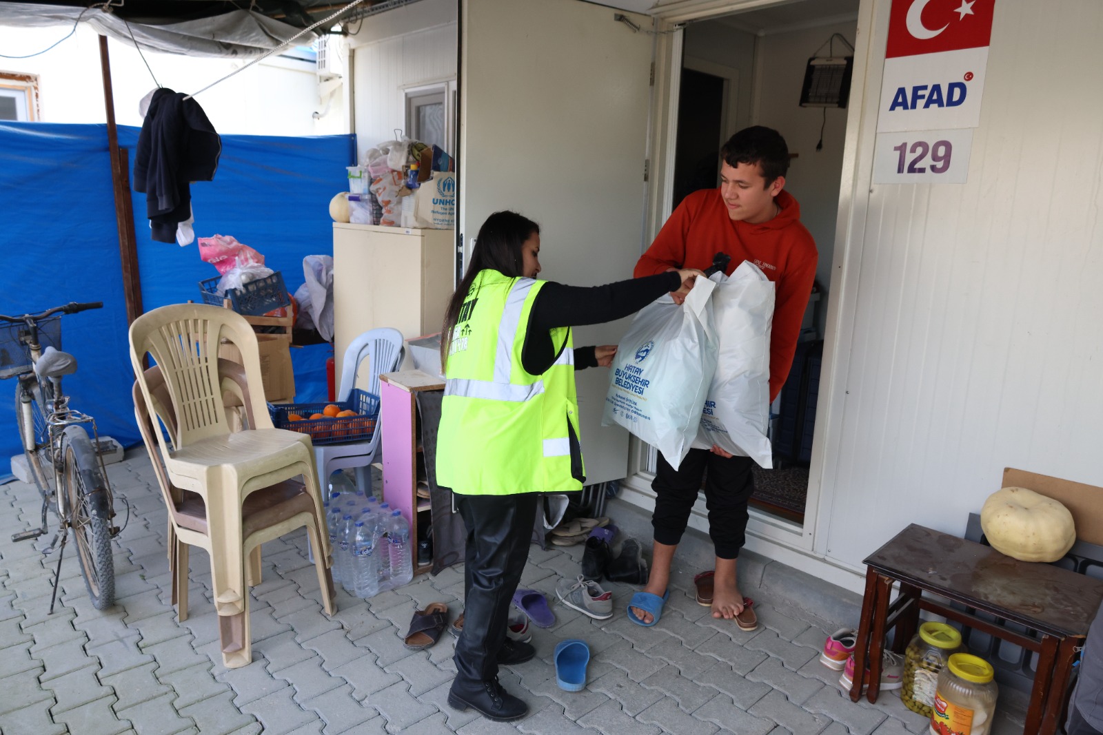 Hatay Büyükşehir Belediyesi, konteyner kentlerdeki 391 öksüz ve yetim çocuğa mont dağıtımı yaparak, sosyal yardımlarını sürdürüyor.