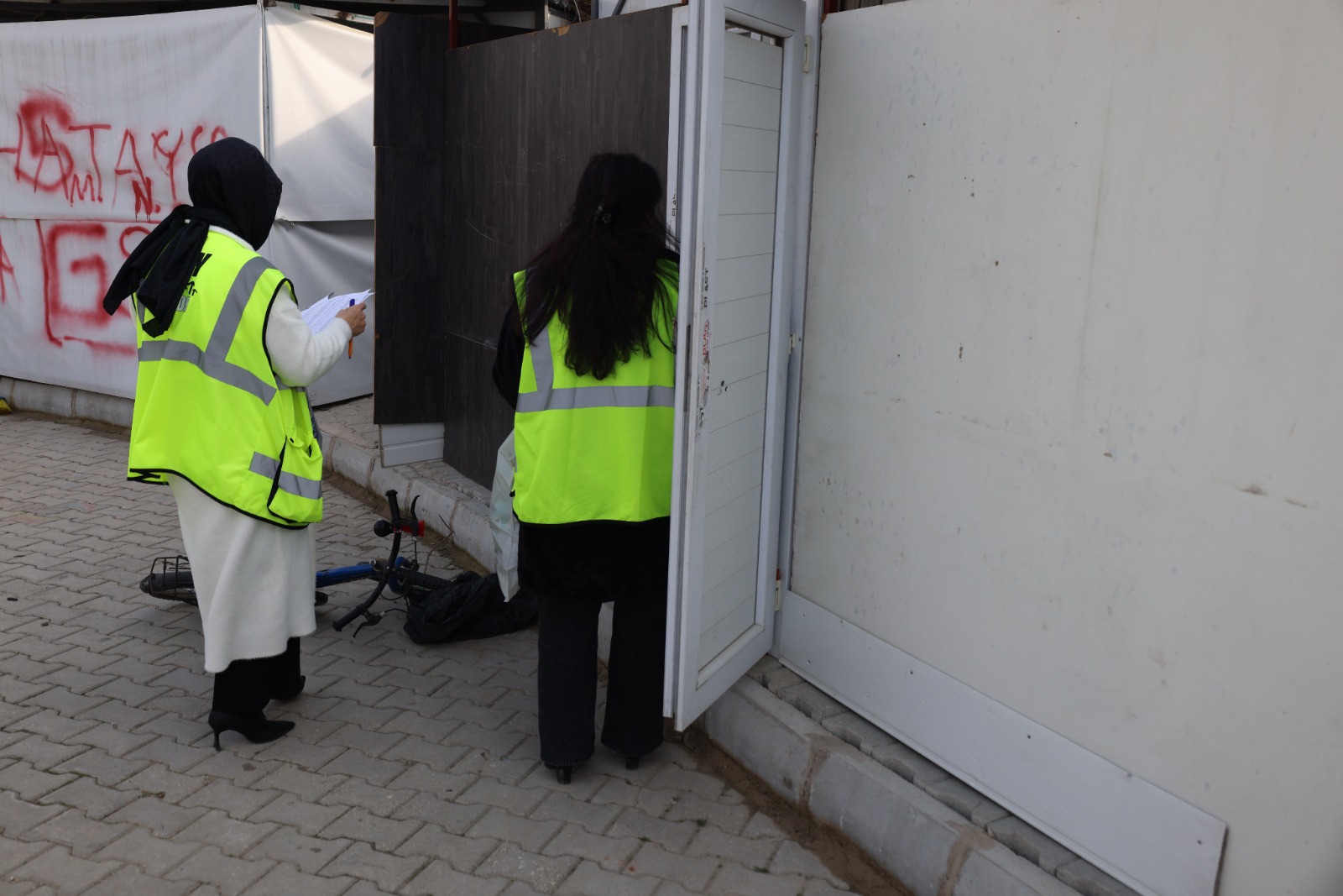 Hatay Büyükşehir Belediyesi, konteyner kentlerdeki 391 öksüz ve yetim çocuğa mont dağıtımı yaparak, sosyal yardımlarını sürdürüyor.