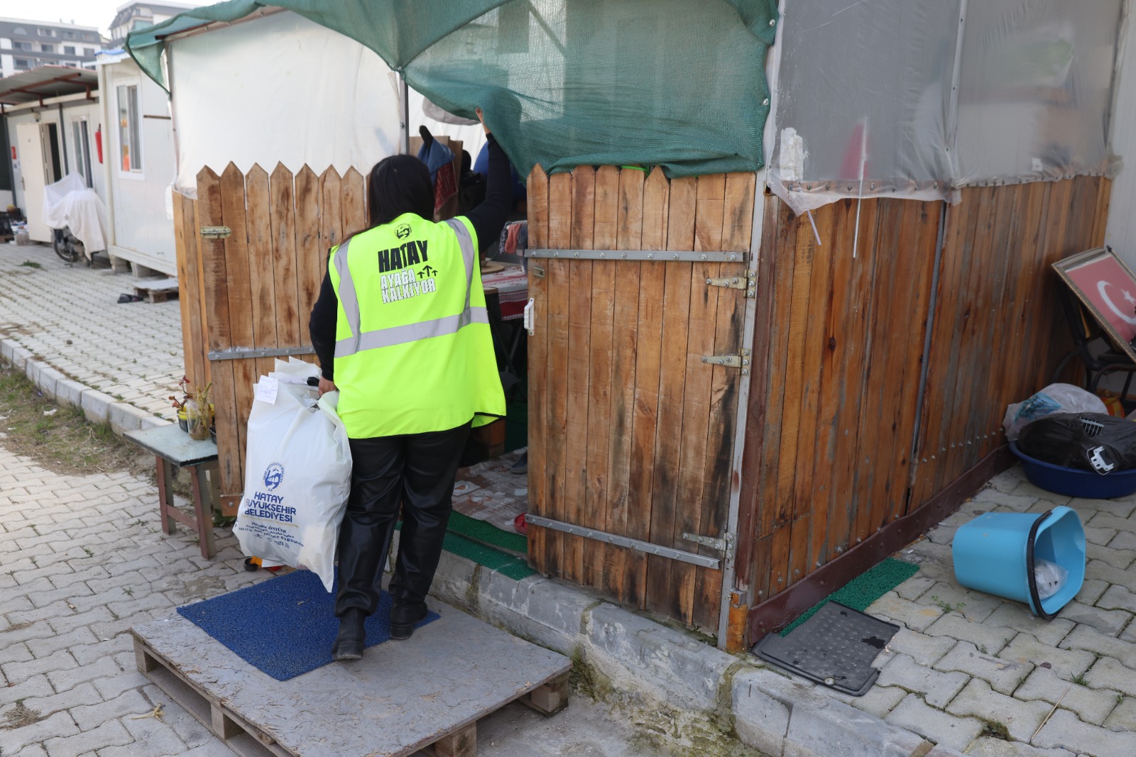 Hatay Büyükşehir Belediyesi, konteyner kentlerdeki 391 öksüz ve yetim çocuğa mont dağıtımı yaparak, sosyal yardımlarını sürdürüyor.