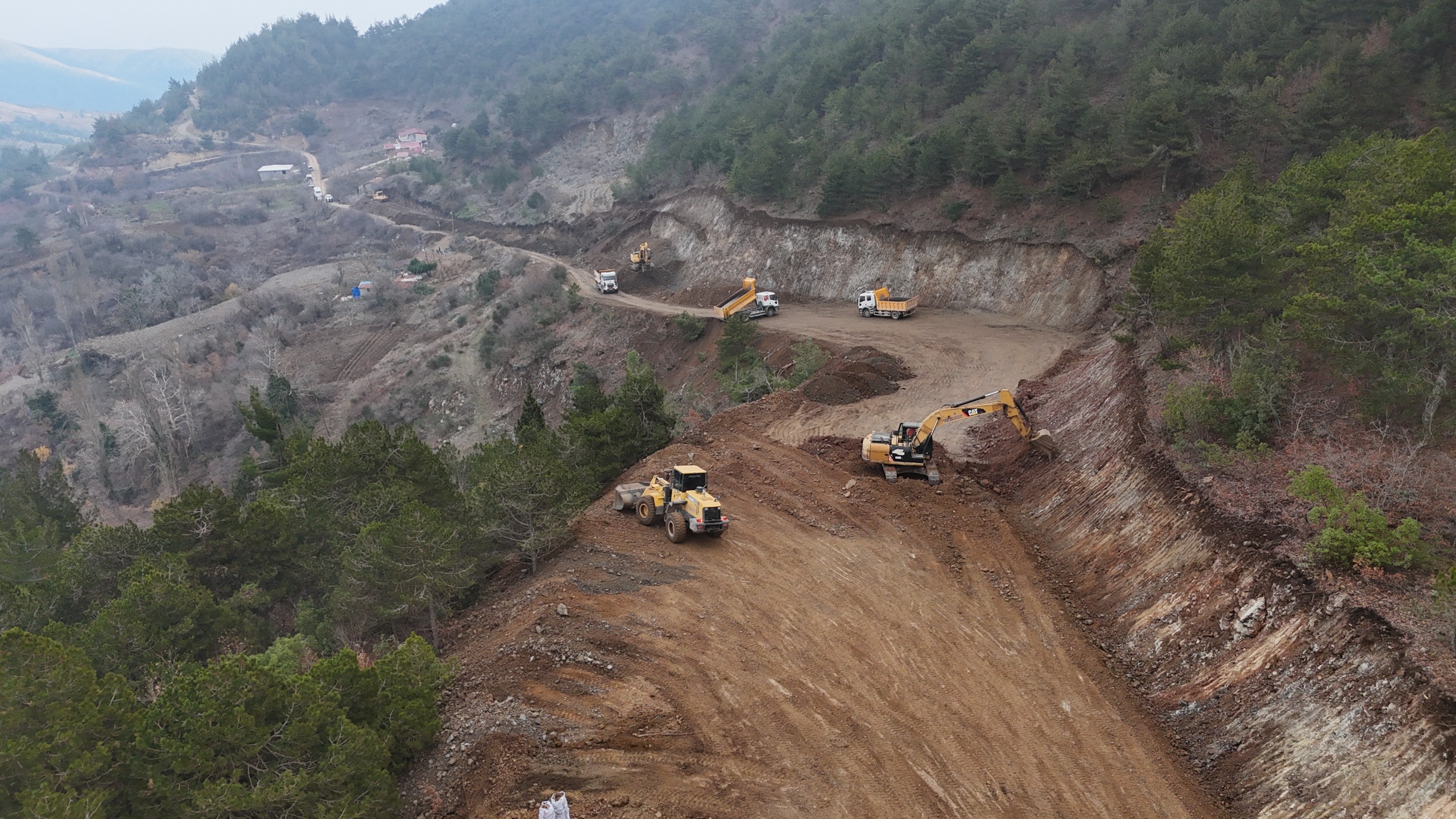 Hatay Büyükşehir Belediyesi, 29 km'lik Serinyol-Madenli yolunun 2025 Haziran'da tamamlanması için öz kaynaklarıyla çalışmalarını aralıksız sürdürüyor.