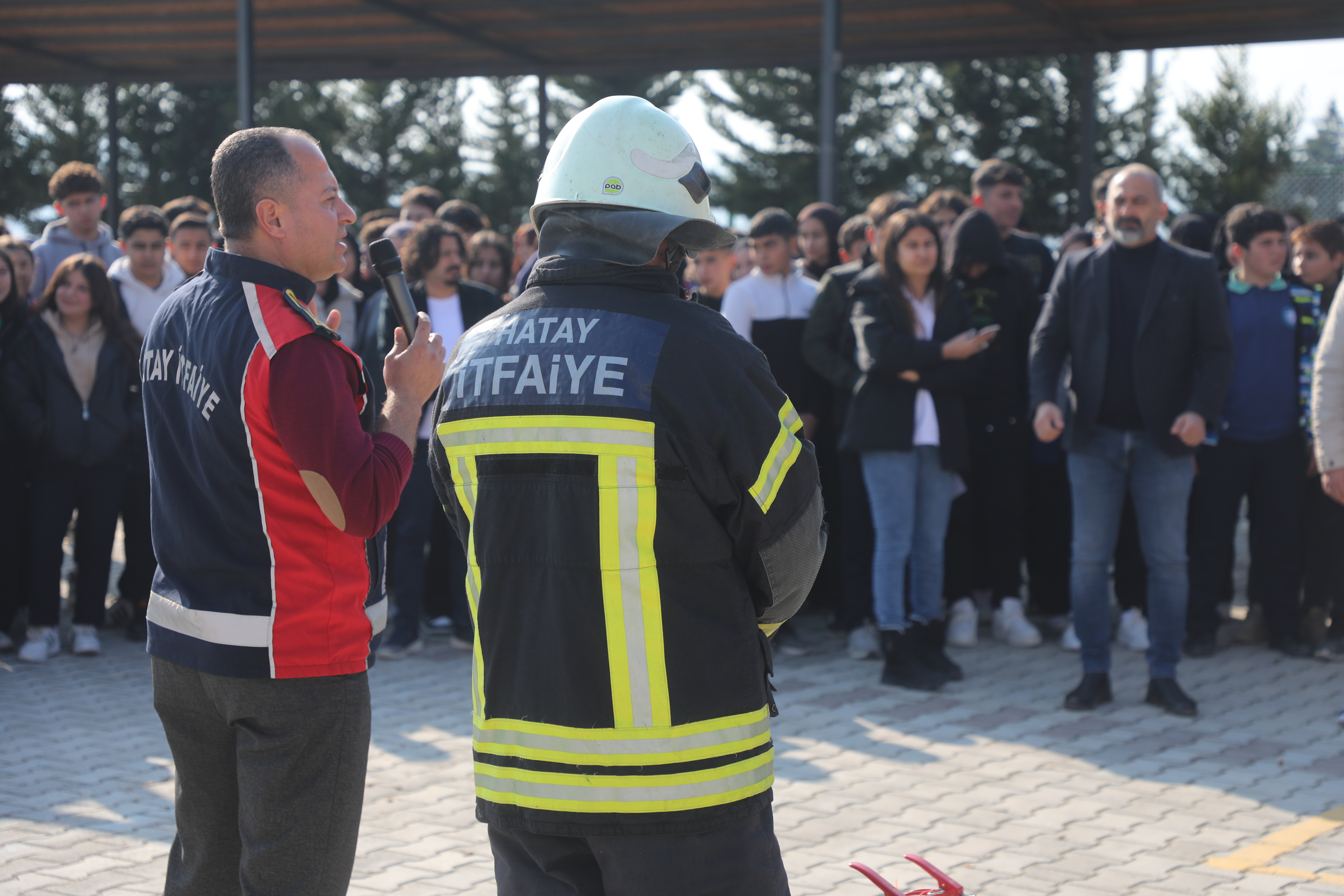 hatay-buyuksehir-itfaiyesi-egitim-kurumlarinda-yangin-ve-afet-tatbikatlarina-devam-ediyor