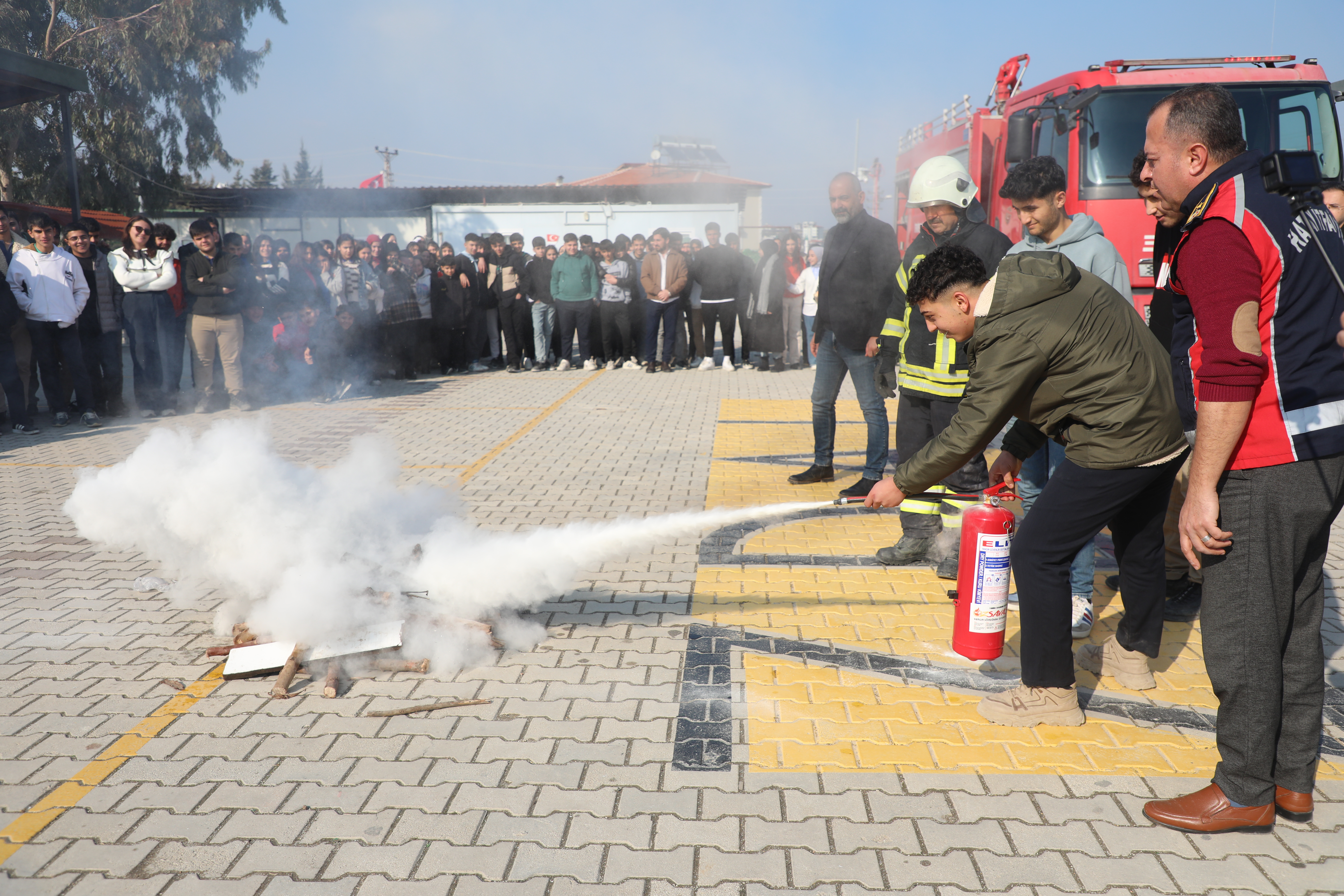 HBB İtfaiyesi, Altınözü ve Reyhanlı'da öğrenci ve personellere yangın önleme, müdahale ve tüp kullanımı konularında eğitimler vererek tatbikatlar gerçekleştirdi.