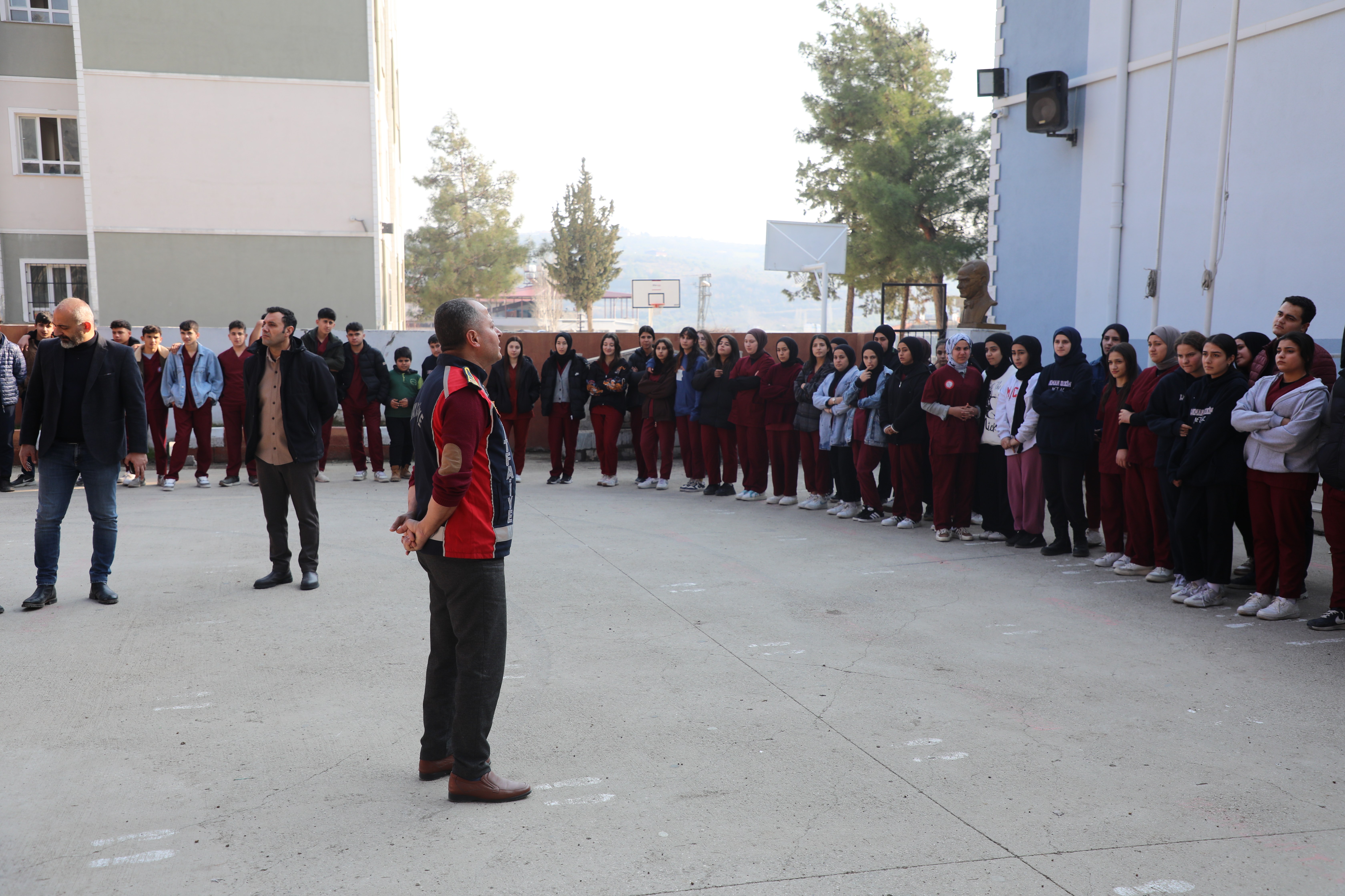 HBB İtfaiyesi, Altınözü ve Reyhanlı'da öğrenci ve personellere yangın önleme, müdahale ve tüp kullanımı konularında eğitimler vererek tatbikatlar gerçekleştirdi.