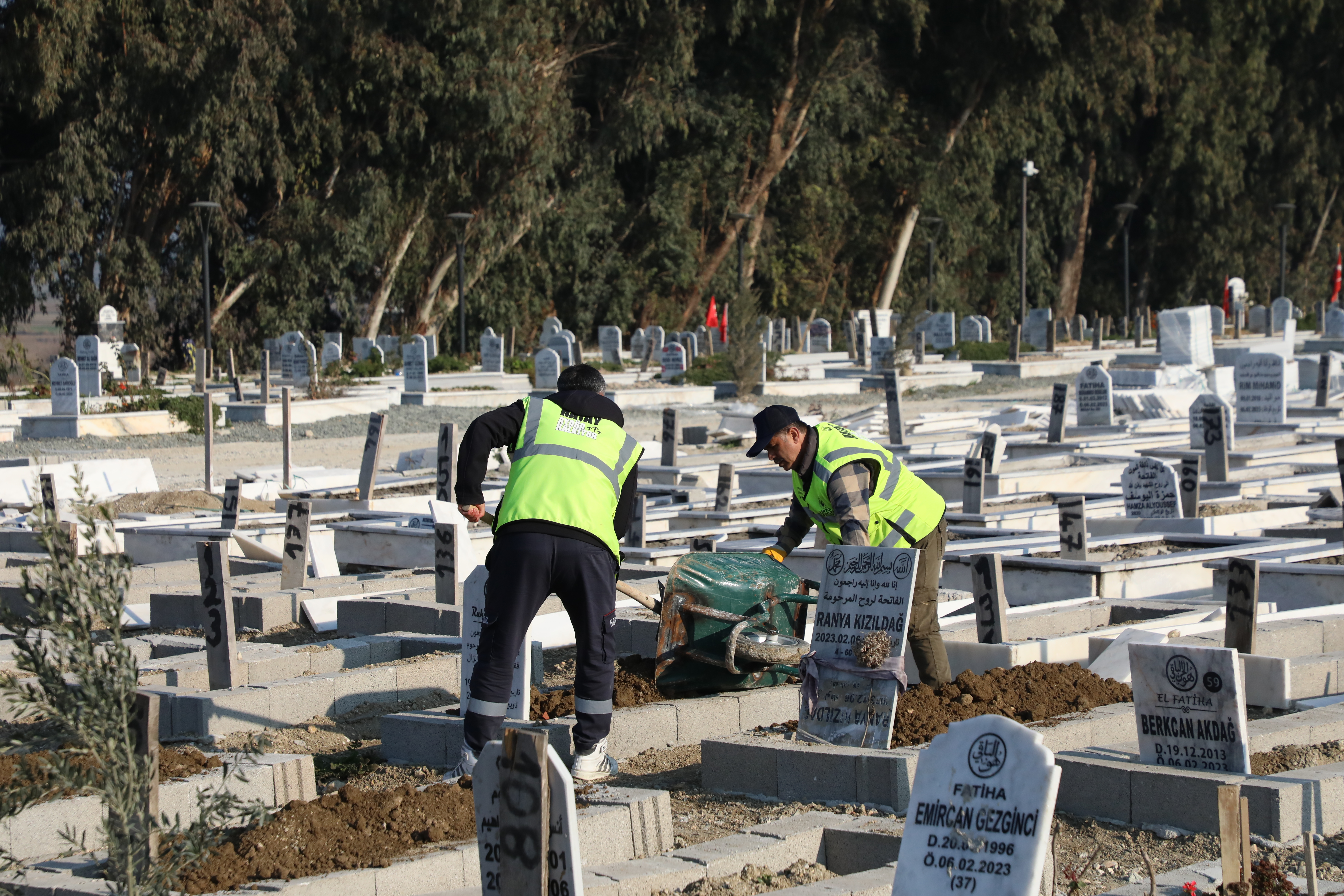 Hatay Büyükşehir Belediyesi, 6 Şubat depremi yıl dönümü öncesi 15 ilçede mezarlıklar ve şehitliklerde kapsamlı temizlik, bakım ve düzenleme çalışmaları başlattı.