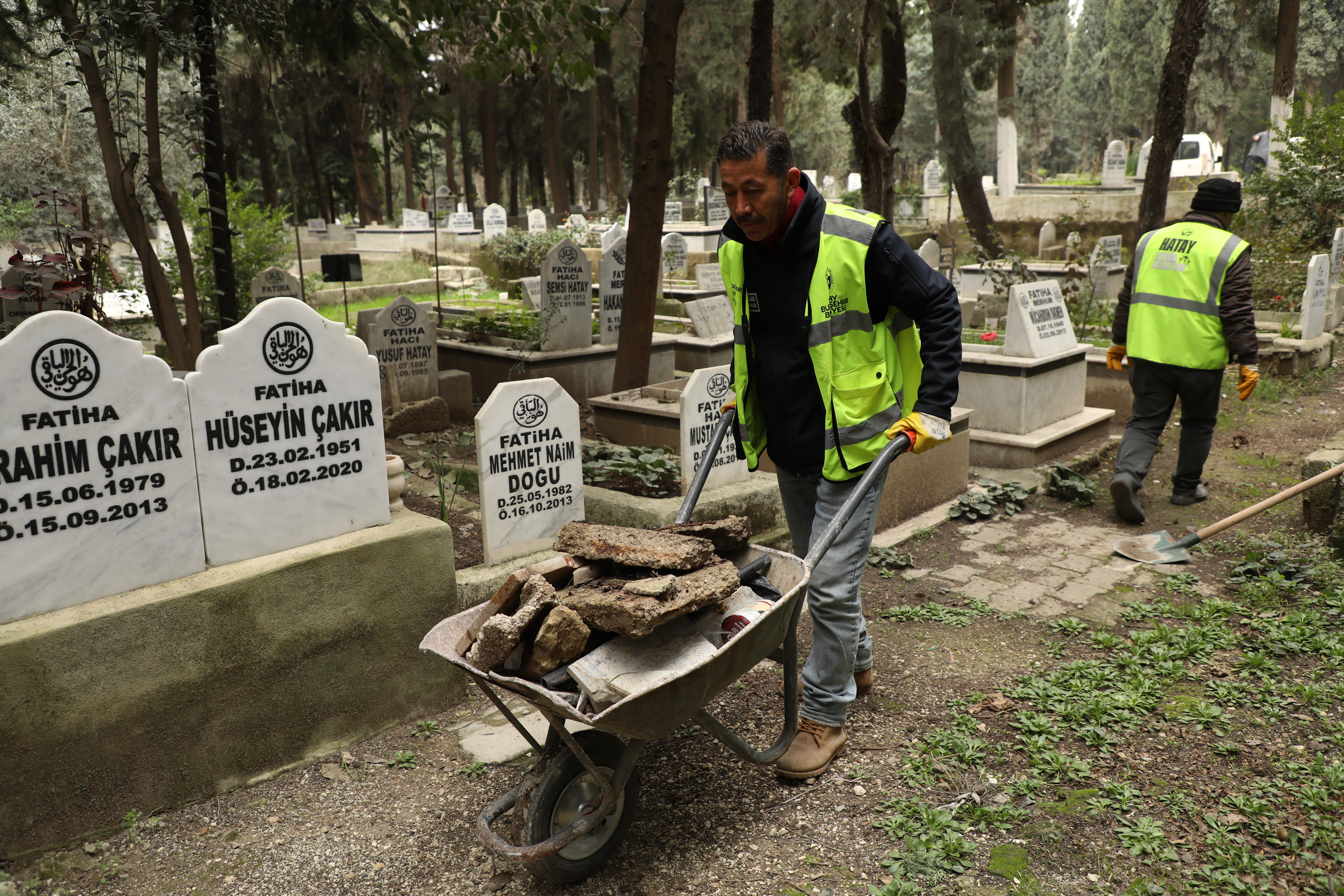 Hatay Büyükşehir Belediyesi, 6 Şubat depremi yıl dönümü öncesi 15 ilçede mezarlıklar ve şehitliklerde kapsamlı temizlik, bakım ve düzenleme çalışmaları başlattı.