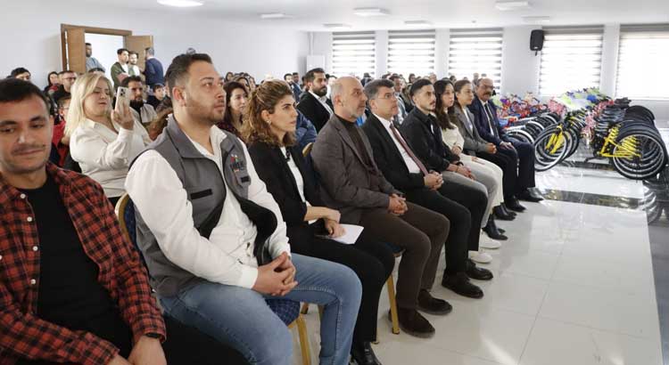 Hatay'da "Ben Okurken Kahraman Oluyorum" yarışmasında dereceye giren öğrencilere ödülleri verildi. Başarılı öğrenciler, yarıyıl tatiline bisikletle girdi!