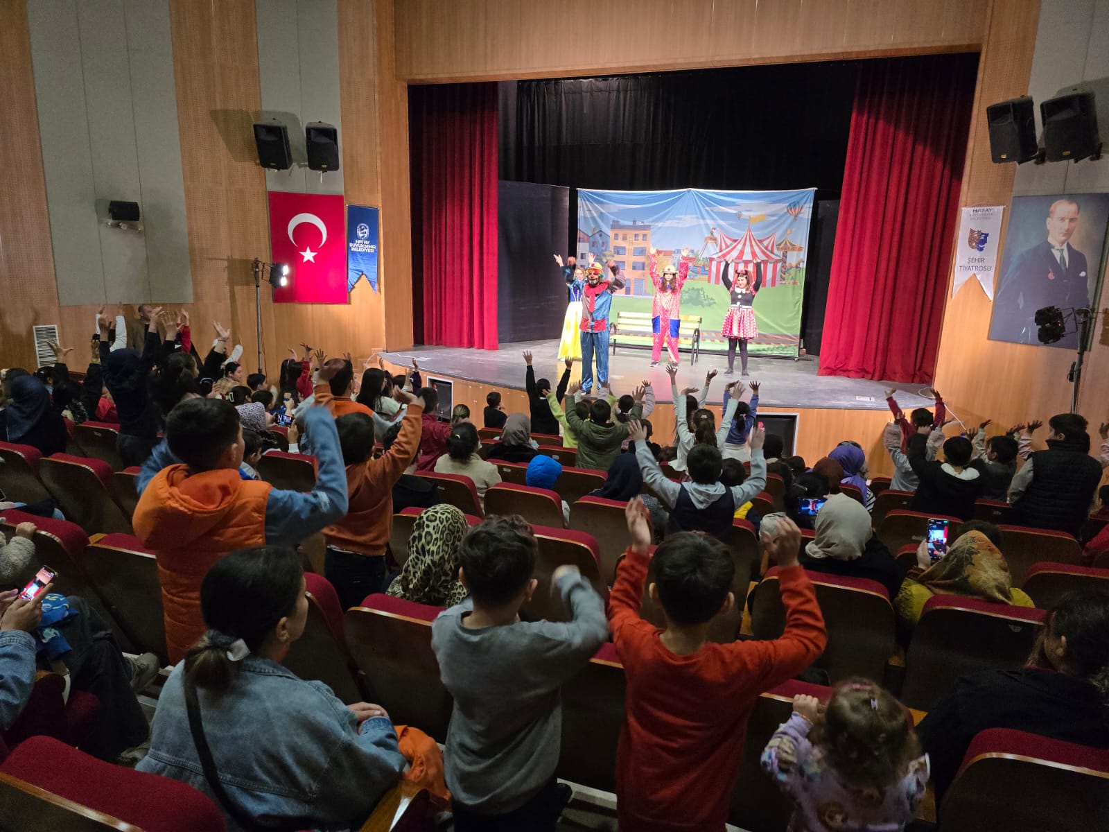 Hatay Büyükşehir Belediyesi, sömestirde çocukları unutmadı! Tiyatrodan sihirbaz gösterilerine, ücretsiz ikramlardan hediyelere kadar dolu dolu etkinlikler düzenlendi.