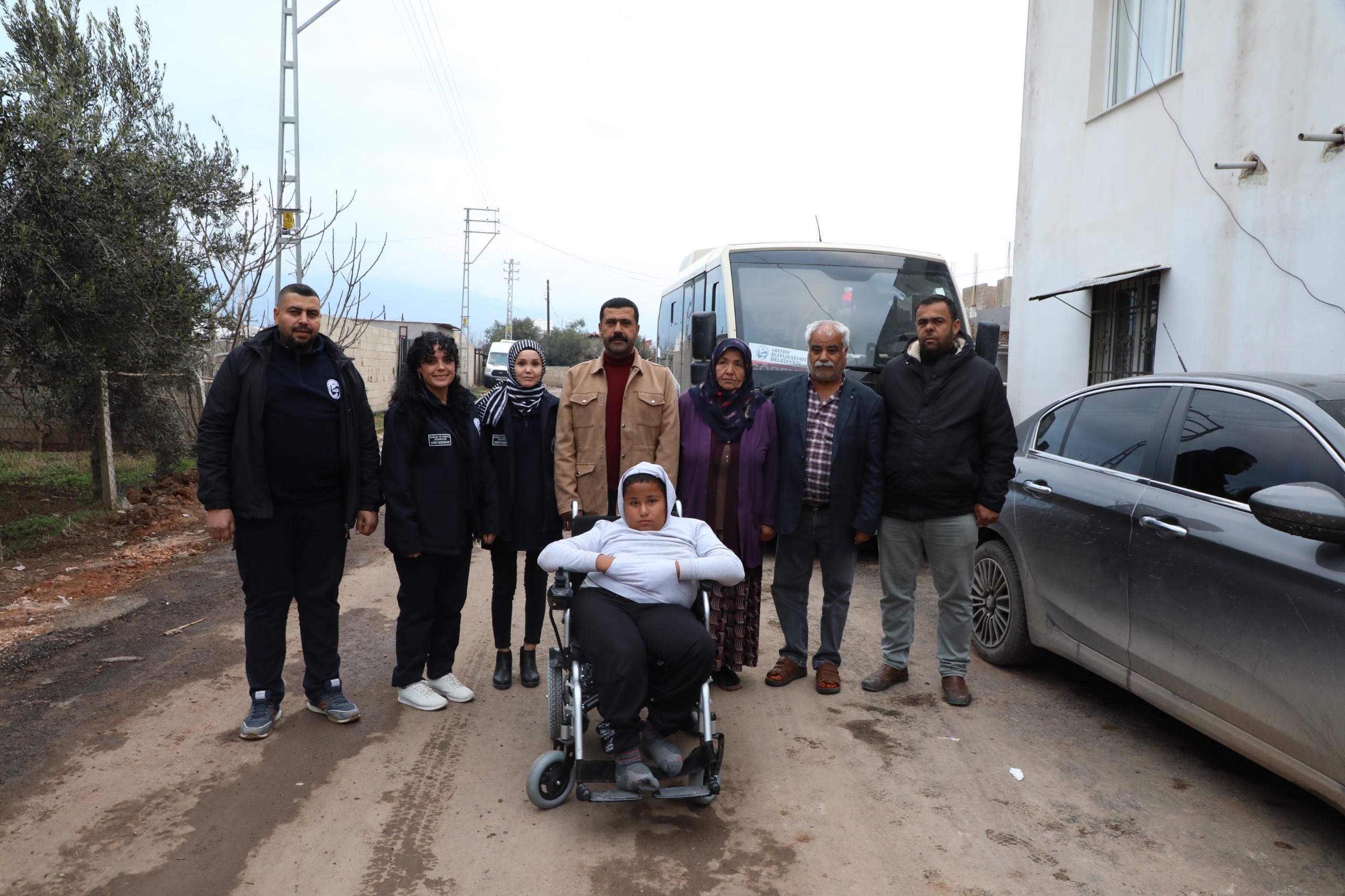 Hatay Büyükşehir Belediyesi, engelli vatandaşlara araç dağıtmaya devam ediyor. Minik Enes, akülü tekerlekli arabasına kavuştu. Belediye personeli, ilk gezisinde yanındaydı!