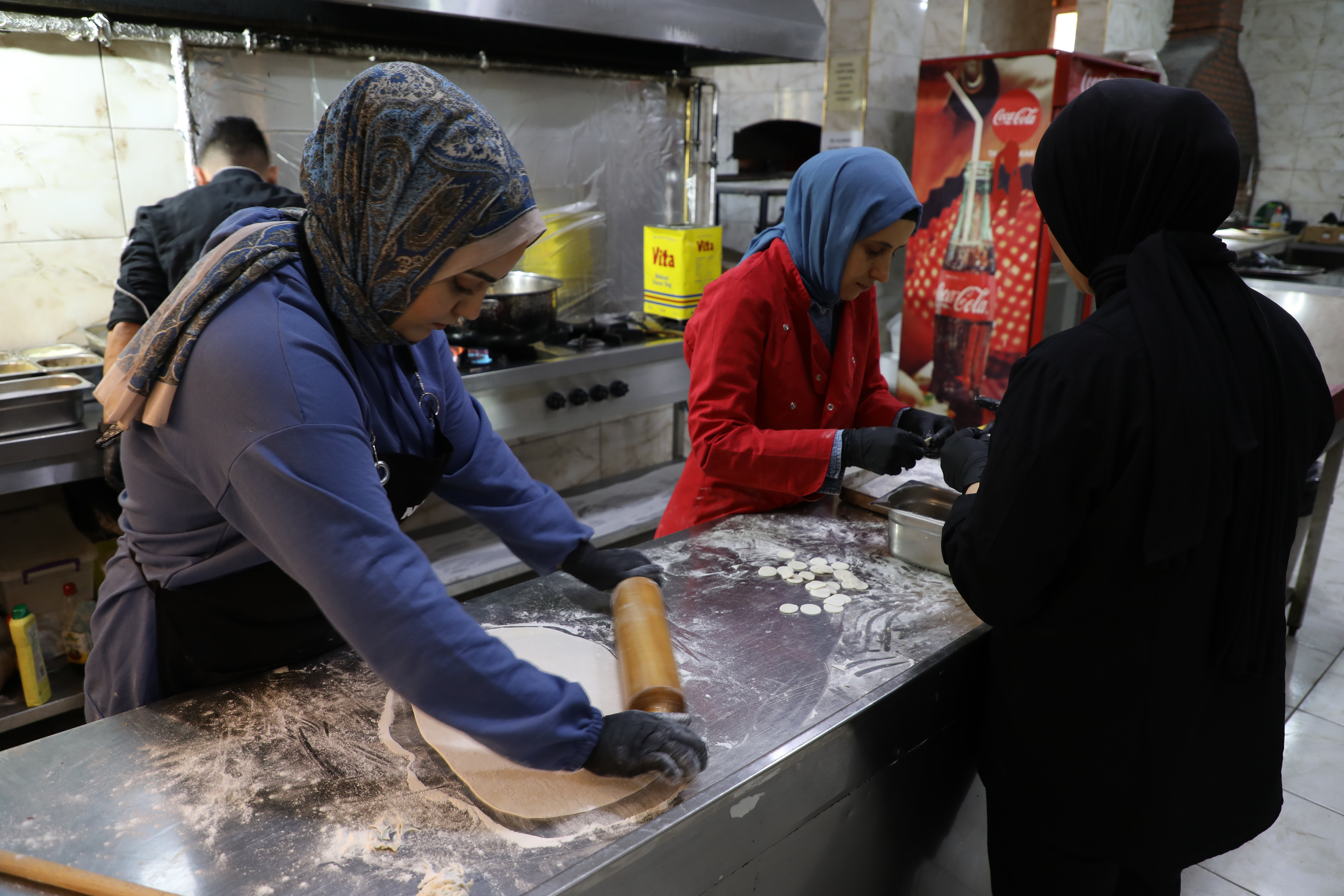 Hatay Büyükşehir Belediyesi'nin HAKİM Projesi kapsamında Reyhanlı’da açılan Aşçı Yardımcılığı Kursu, yöresel lezzetlerden dünya mutfağına geniş bir eğitim sunuyor.