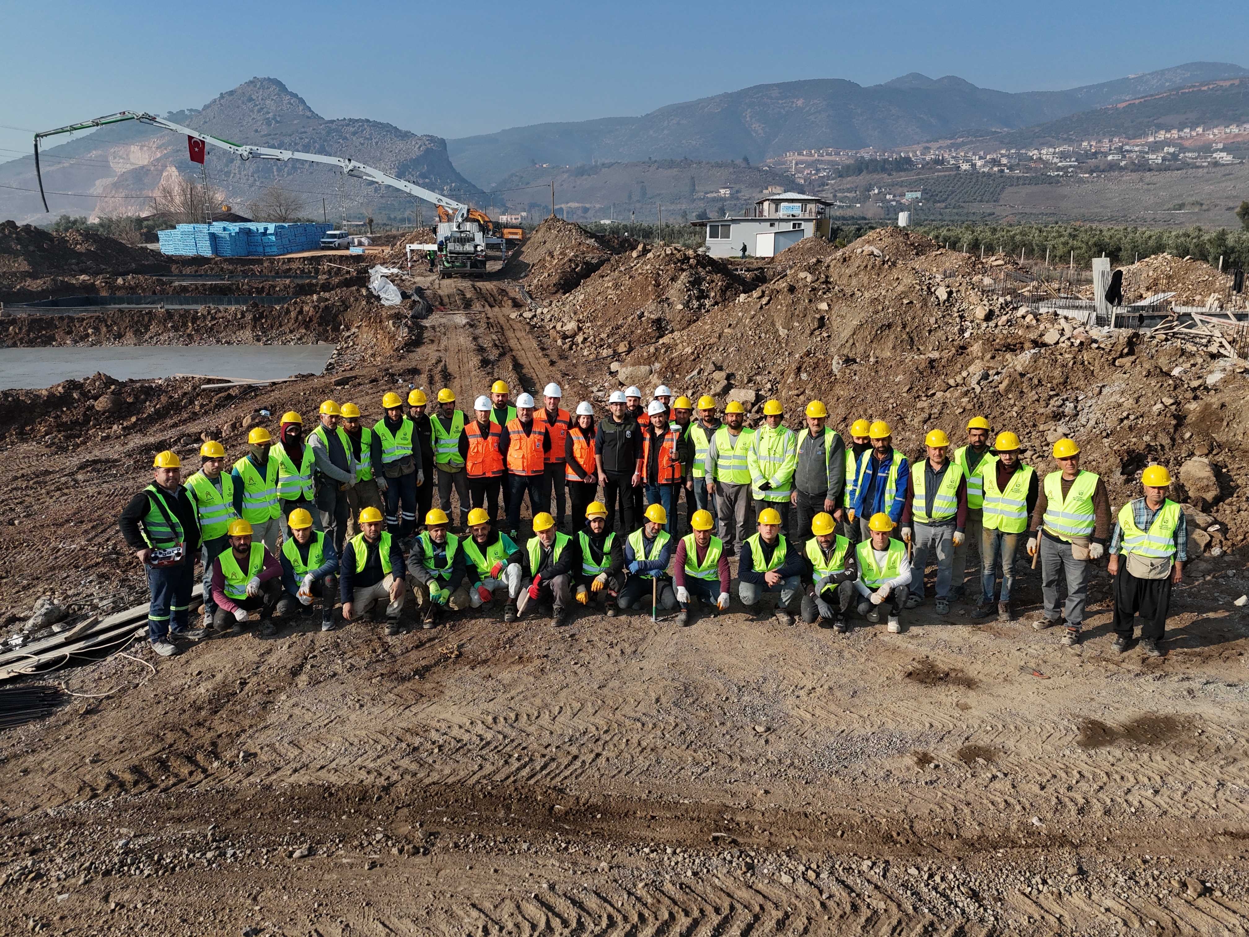 Hatay Büyükşehir Belediye Başkanı Mehmet Öntürk, kırsal dönüşüm hamlesiyle köylere sosyal konut projeleri başlattı. İlk etapta 28 konutun temeli atıldı!