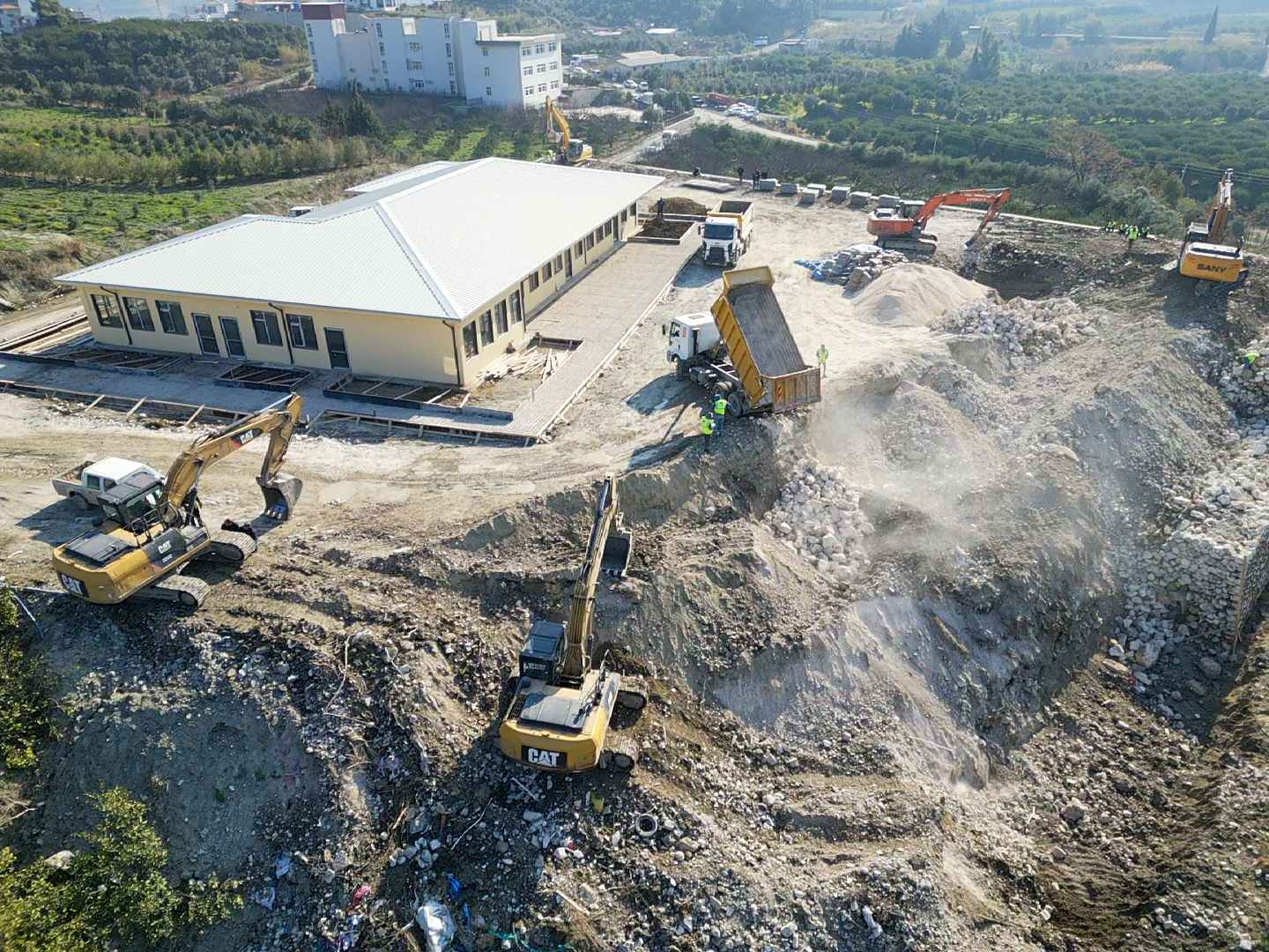 Hatay Büyükşehir Belediyesi, Samandağ'daki kreşi yeniliyor! İstinat duvarından peyzaja, oyun alanından aydınlatmaya kadar birçok yenilikle çocuklara güvenli bir alan sunuluyor.