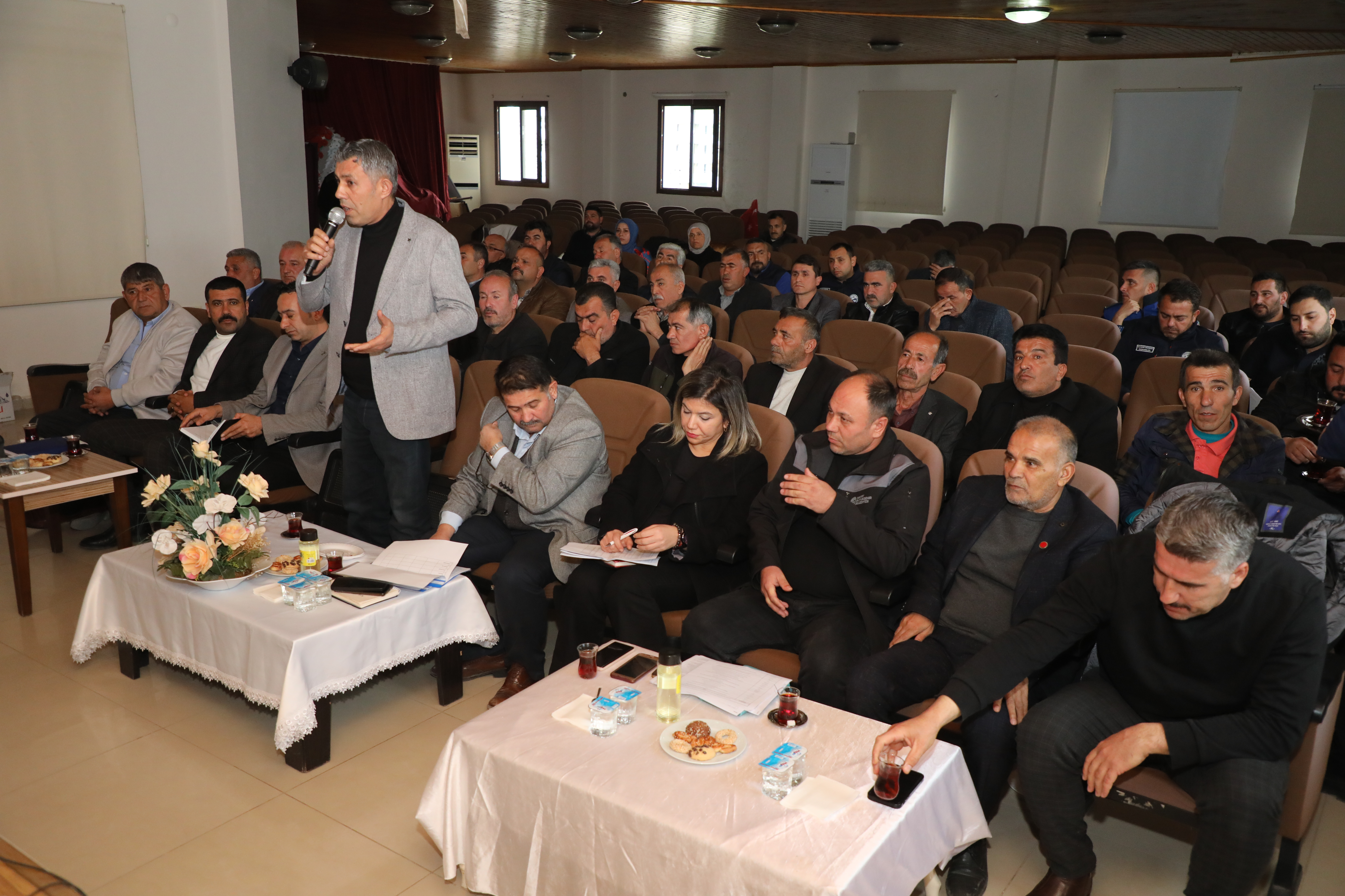 Hatay Büyükşehir Belediye Başkanı Mehmet Öntürk, muhtarlarla yaptığı istişare toplantısında, ilçelere yönelik büyük projeleri ve hizmetleri açıkladı.