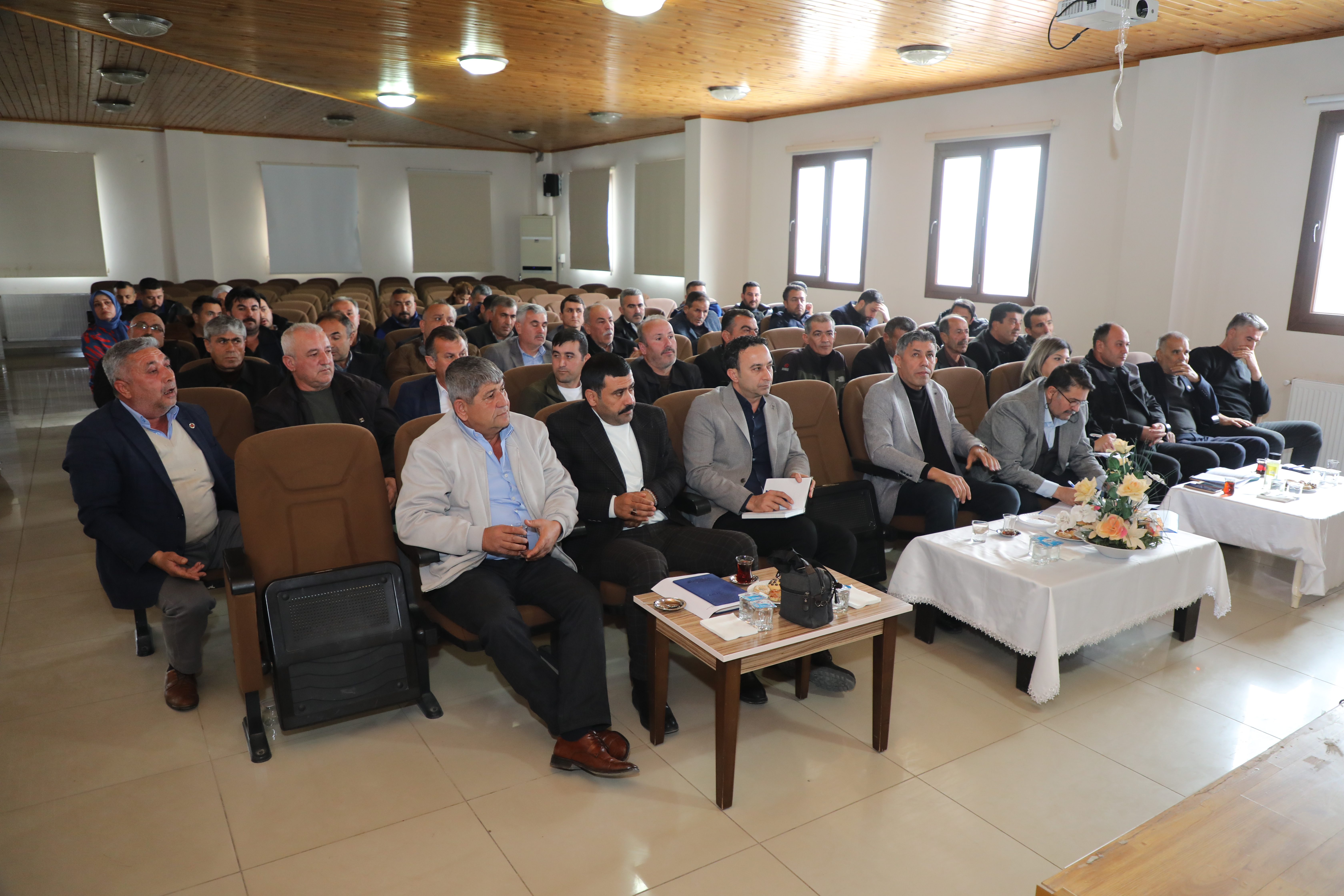 Hatay Büyükşehir Belediye Başkanı Mehmet Öntürk, muhtarlarla yaptığı istişare toplantısında, ilçelere yönelik büyük projeleri ve hizmetleri açıkladı.