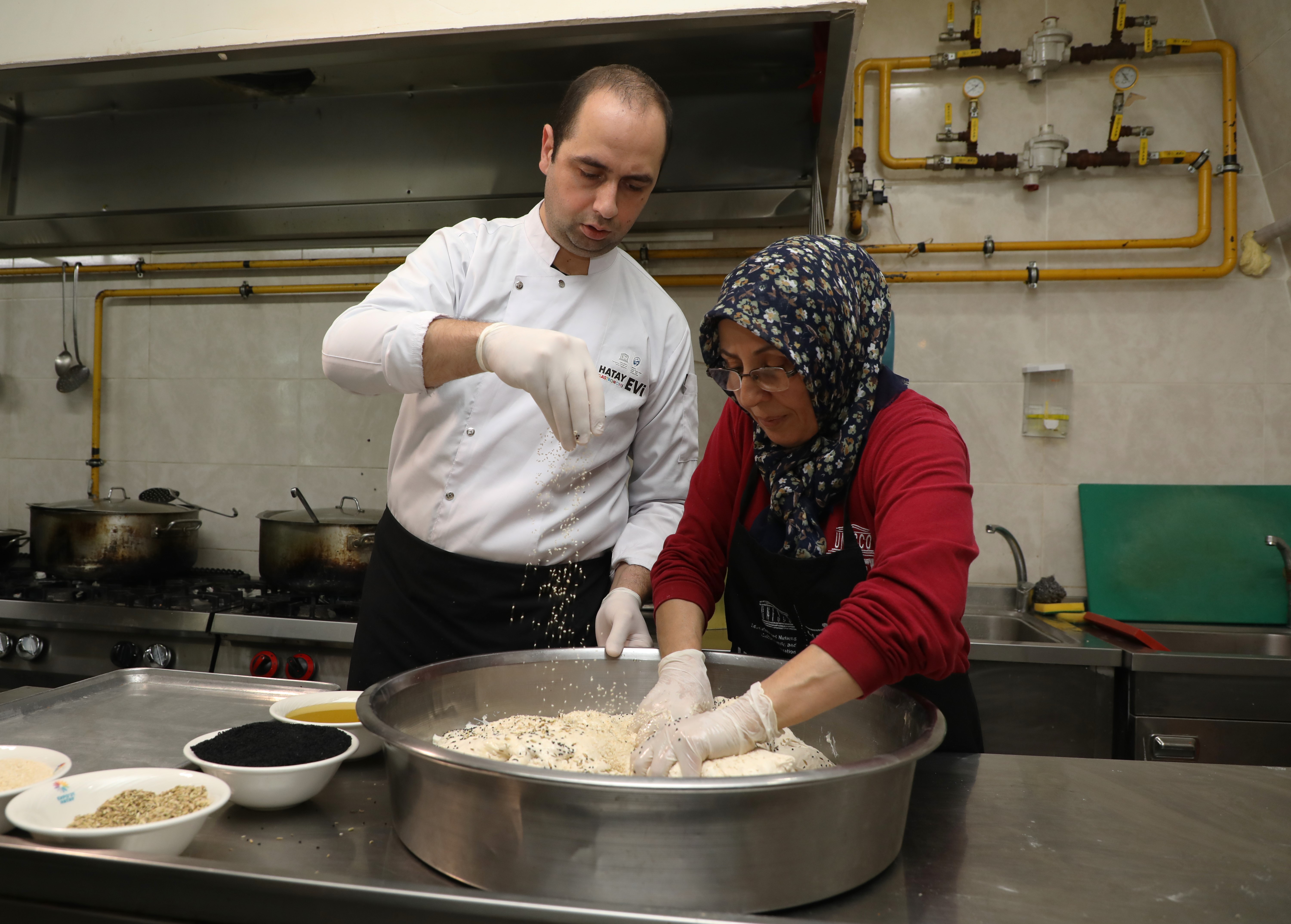 Hatay Büyükşehir Belediyesi, Ras El Seni Bayramı’nda UNESCO Hatay Gastronomi Evi’nde düzenlenen etkinlikle gelenekleri yaşattı, zleybi ikramıyla konukları büyüledi.